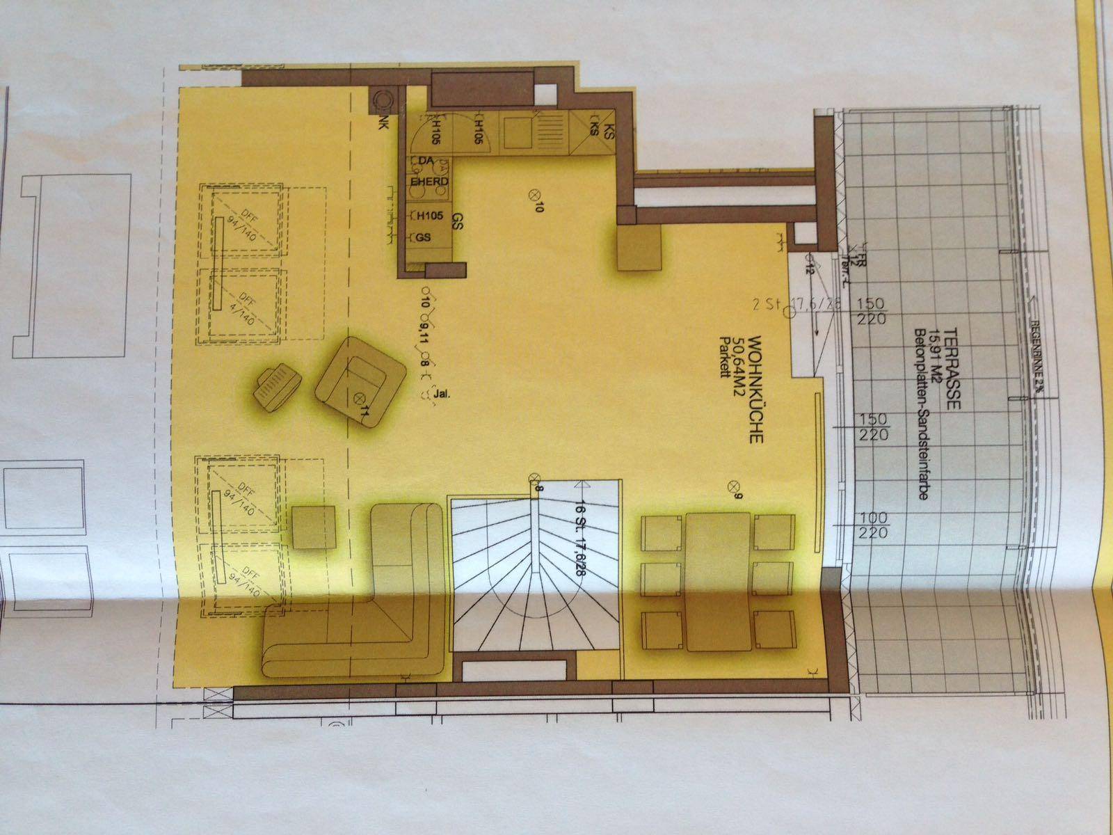 Grundriss des oberen Geschosses mit Wohnküche und großer Terrasse.