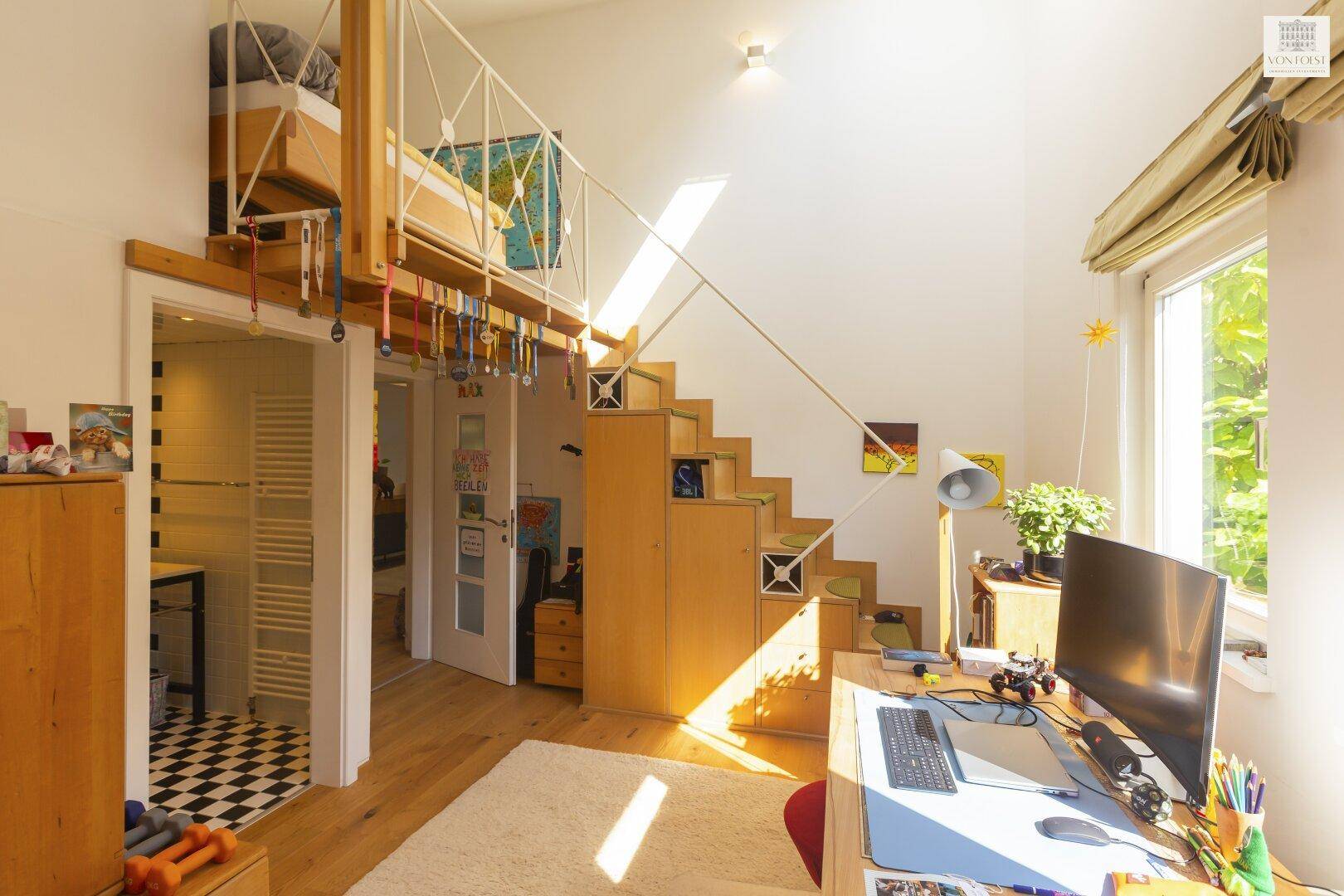 Kreatives Kinderzimmer mit Hochbett, Schreibtisch und Holzboden, viel Tageslicht.
