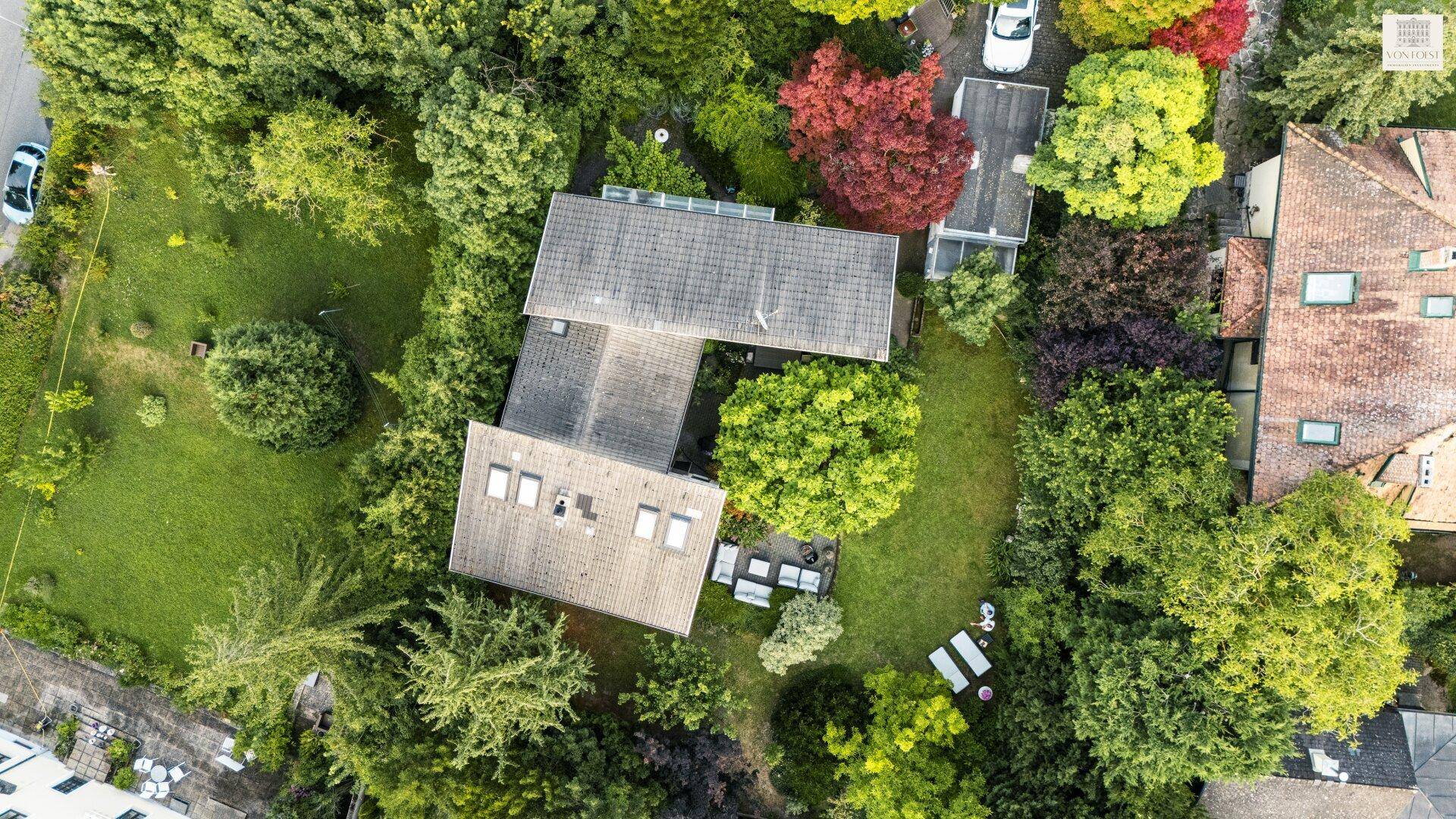 Weitläufige Luftaufnahme des Grundstücks mit Haus, Garten und der umliegenden Wohngegend.