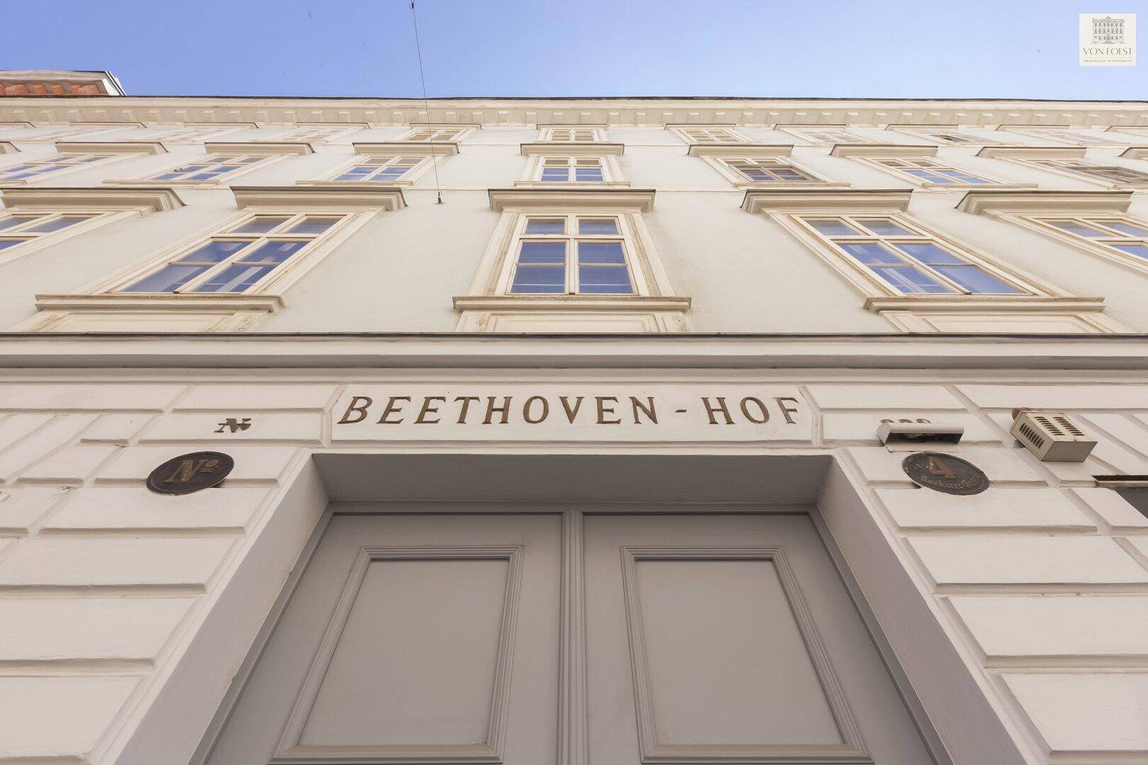 Historische Fassade des "Beethoven-Hof" mit klassischen Fenstern und Eingangstür.