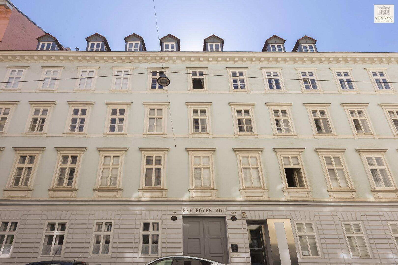 Historische Fassade des "Beethoven-Hof" mit vielen Fenstern und Dachgauben.