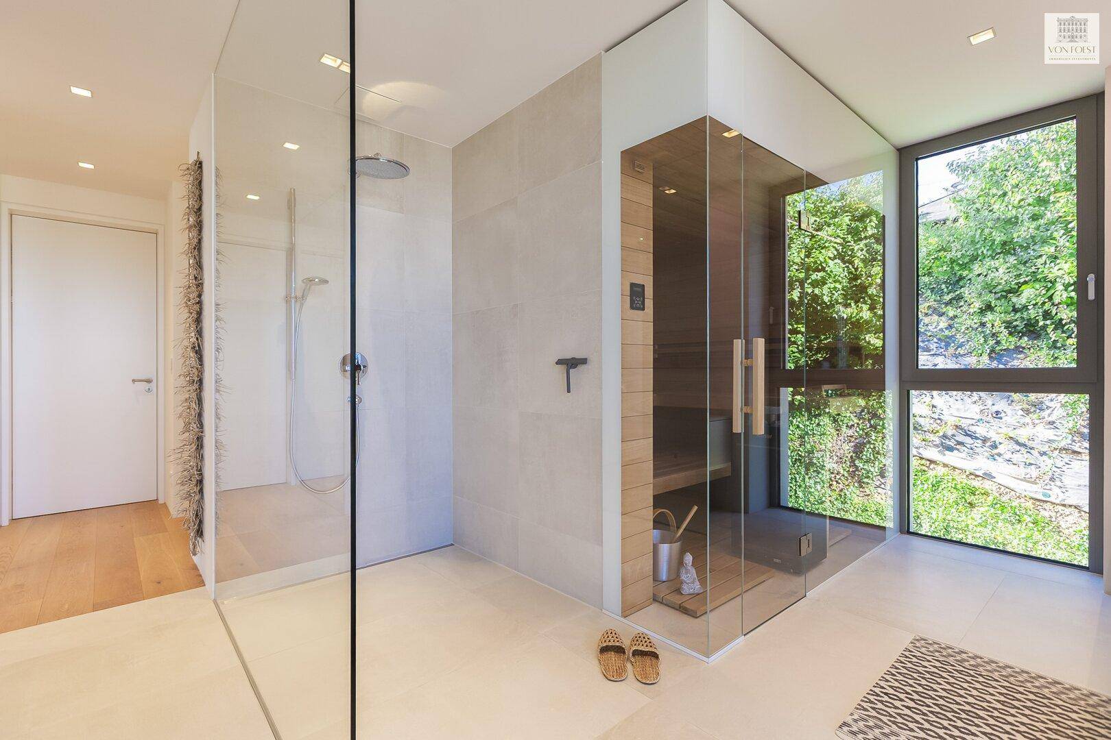 Modernes Badezimmer mit begehbarer Dusche und integrierter Sauna, hell und geräumig.