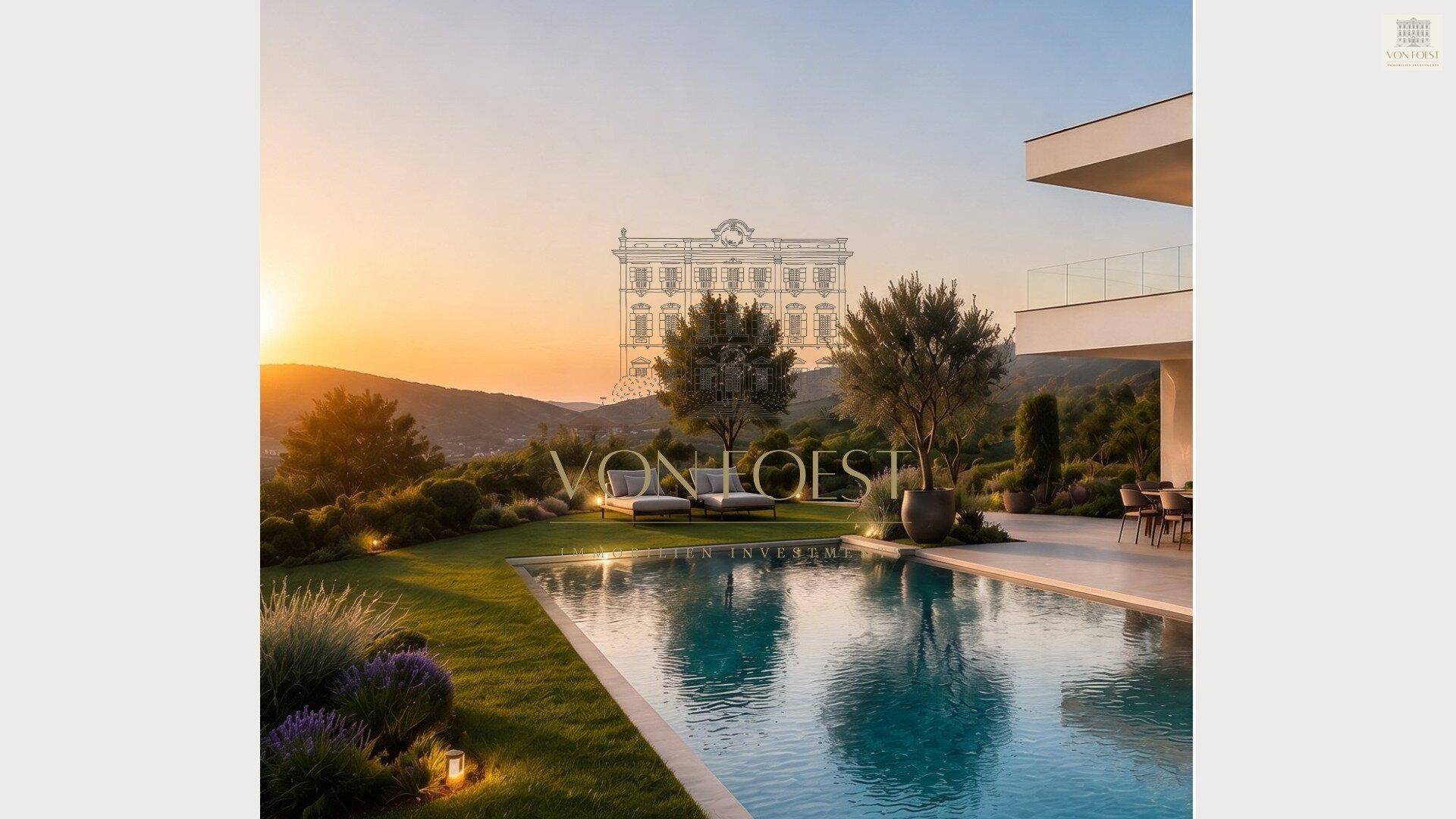 Großzügiger Poolbereich der modernen Villa mit Liegestühlen und gepflegtem Garten bei Sonnenuntergang.