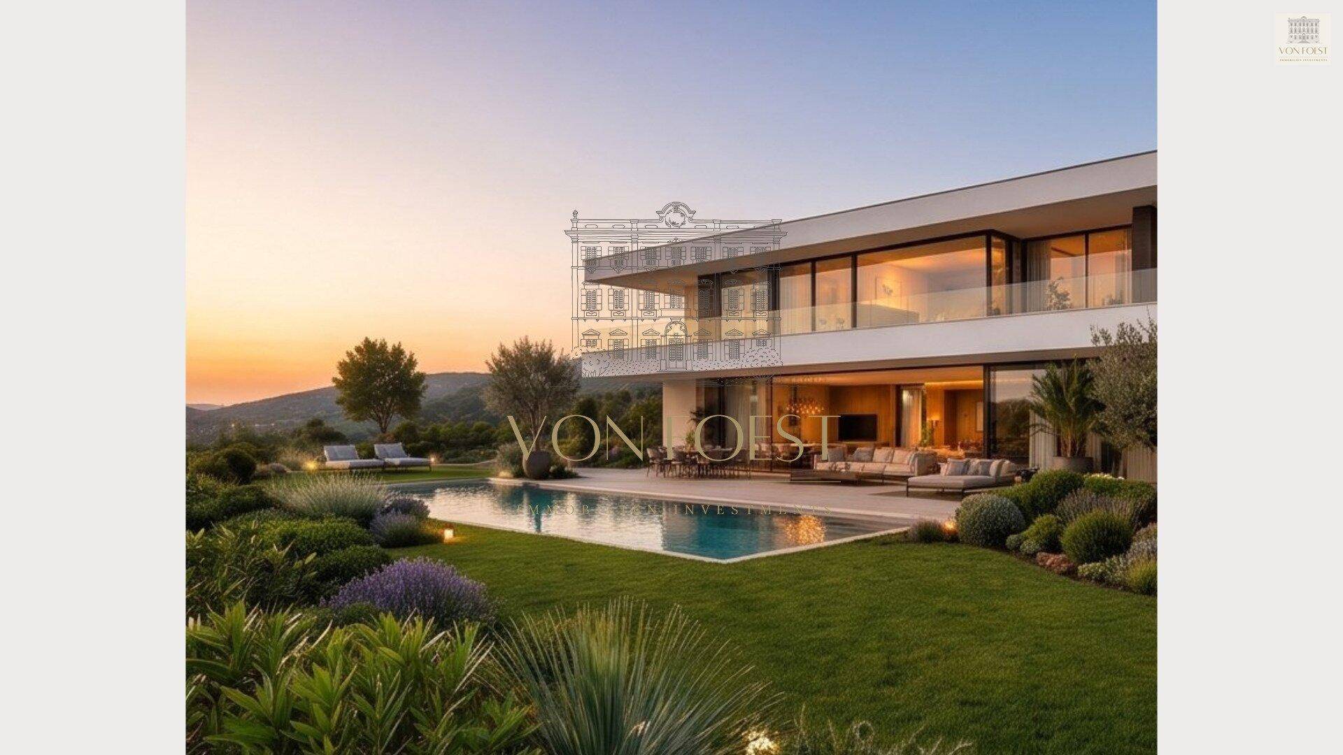 Panoramablick auf die moderne Villa mit großem Garten, Pool und Terrasse bei Sonnenuntergang.