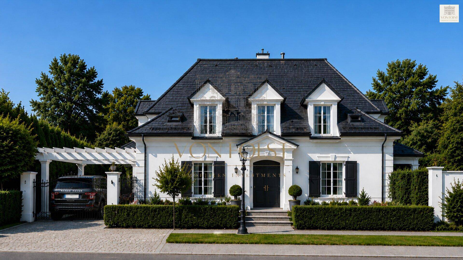Vorderansicht der luxuriösen Villa mit Carport, gepflegtem Vorgarten und eleganter Architektur.