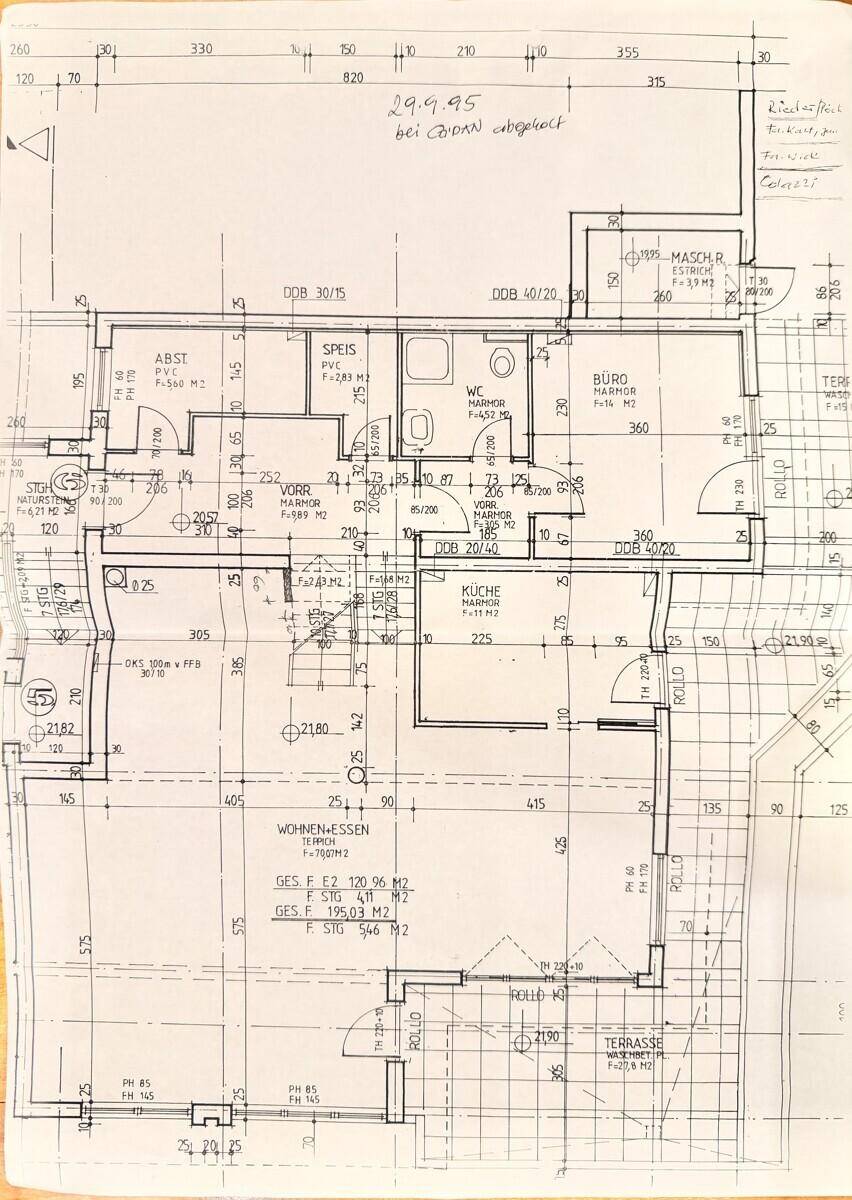 Detaillierter Grundriss des Erdgeschosses mit Wohn-, Ess- und Küchenbereichen.