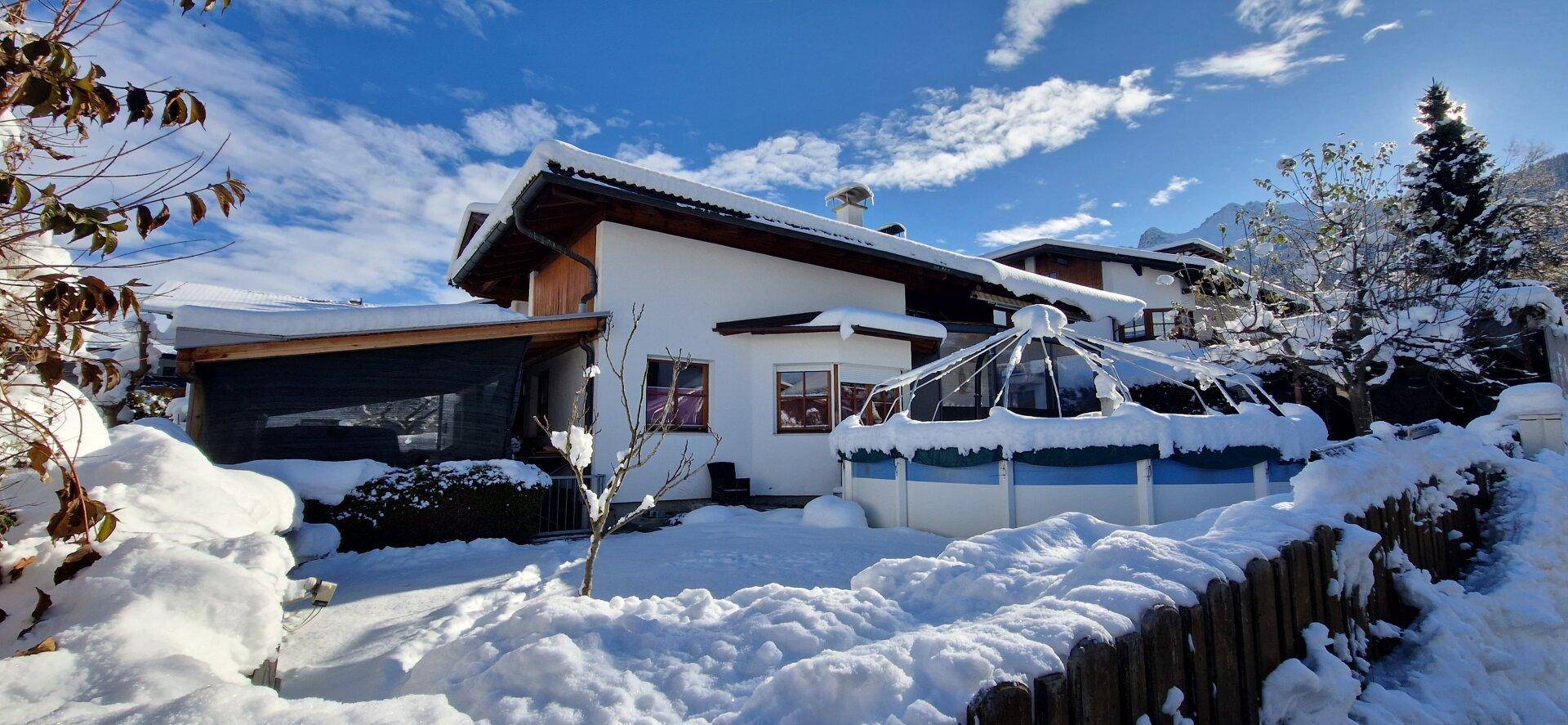 Ansicht auf das Haus westlich mit Garten und Pool