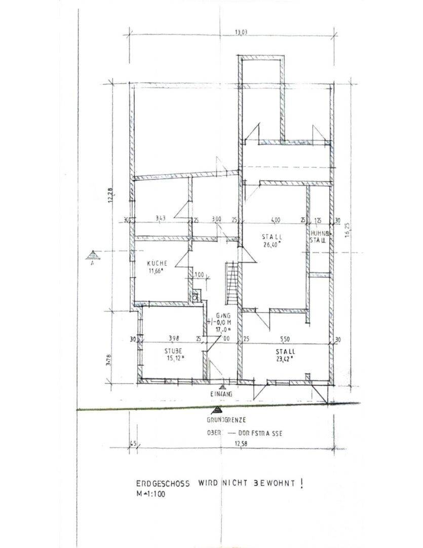 Grundriss des Erdgeschosses mit Küche, Stube und Stallbereichen.