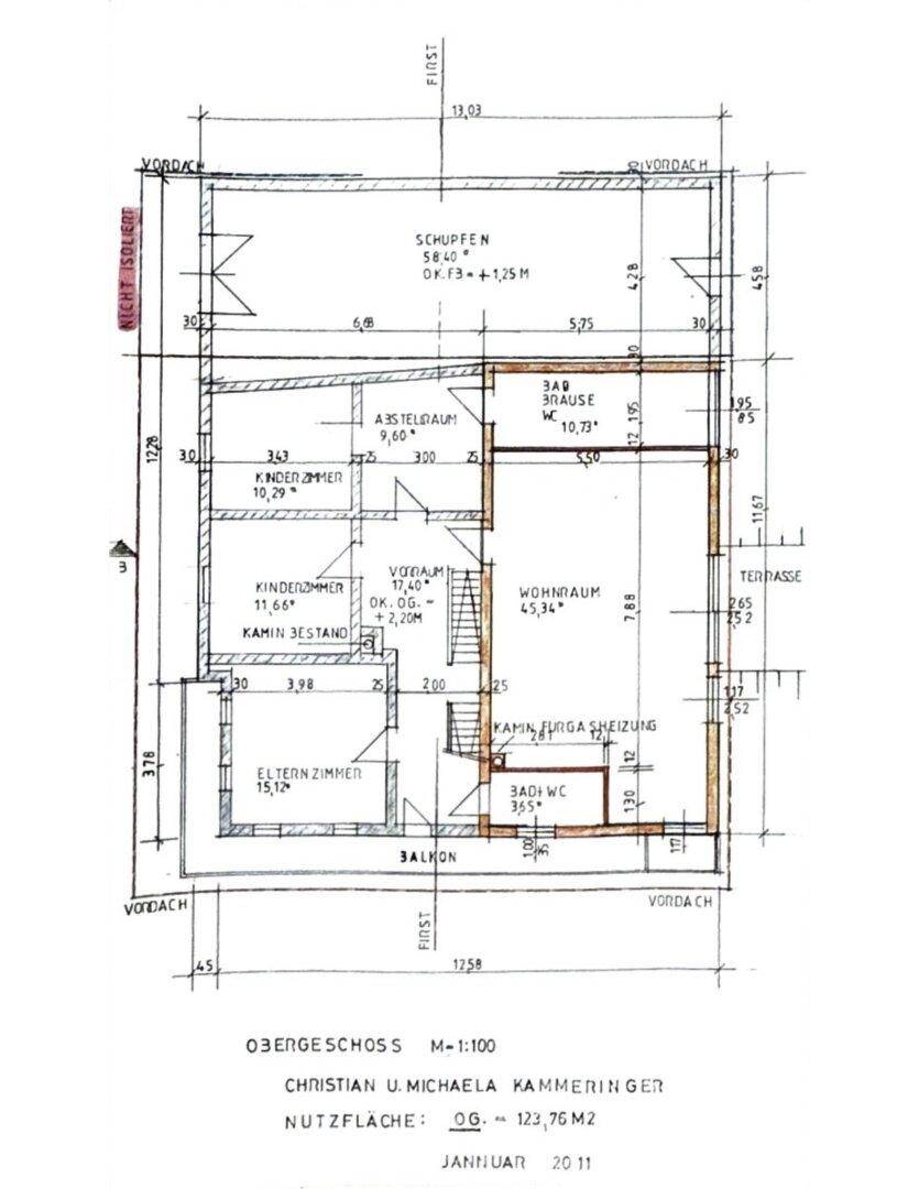 Grundriss des Obergeschosses mit Schlafzimmern, Wohnraum und Terrasse.