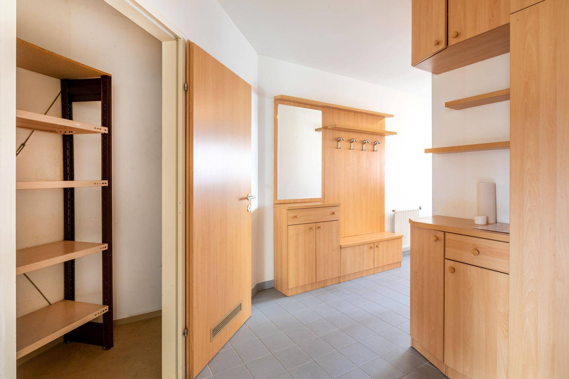 Geräumiger Flur mit Einbauschränken, Garderobe und praktischem Stauraum für den Eingangsbereich.