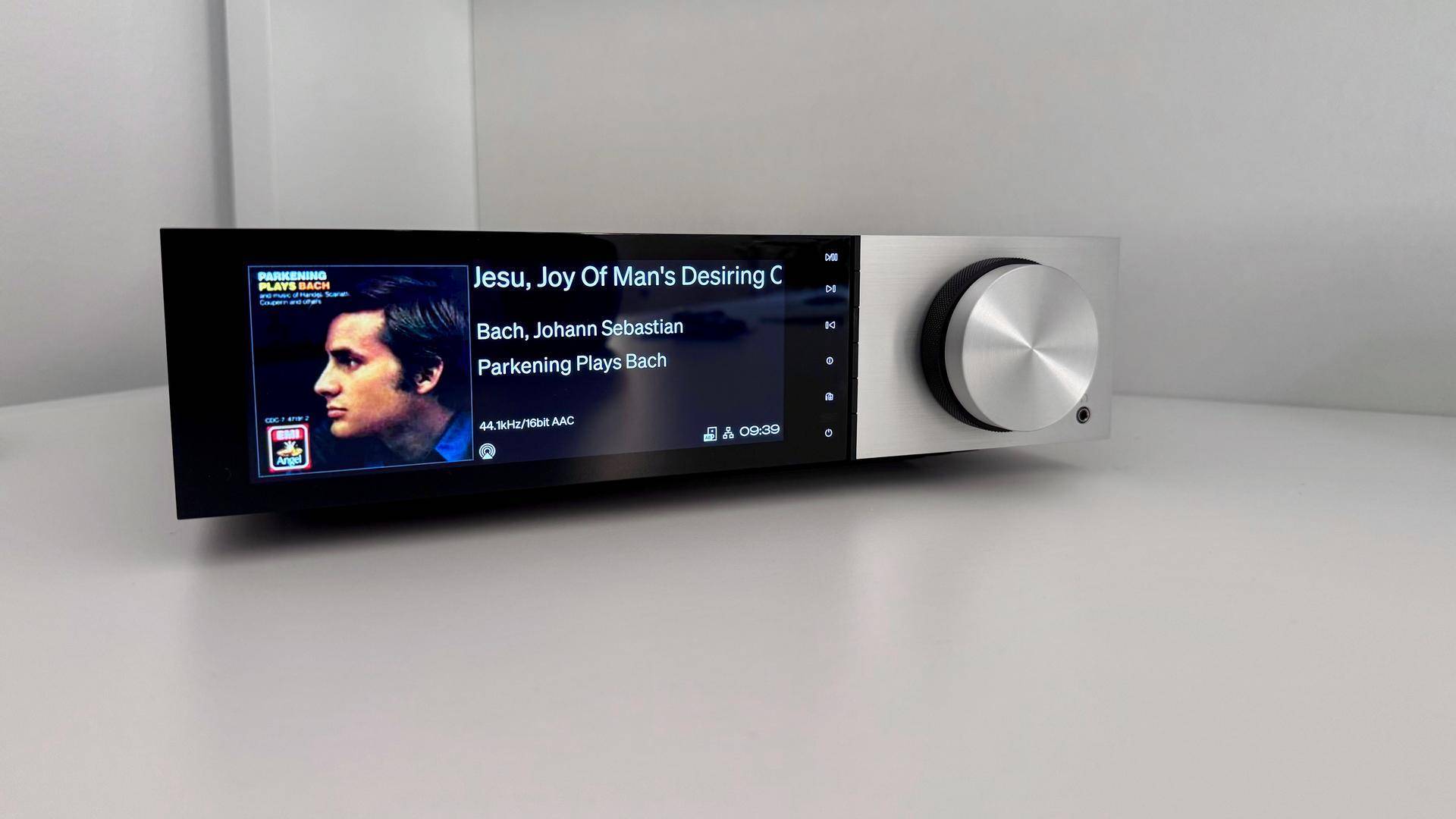 Nahaufnahme eines modernen Audio-Players mit Display, der Musik von Johann Sebastian Bach abspielt.