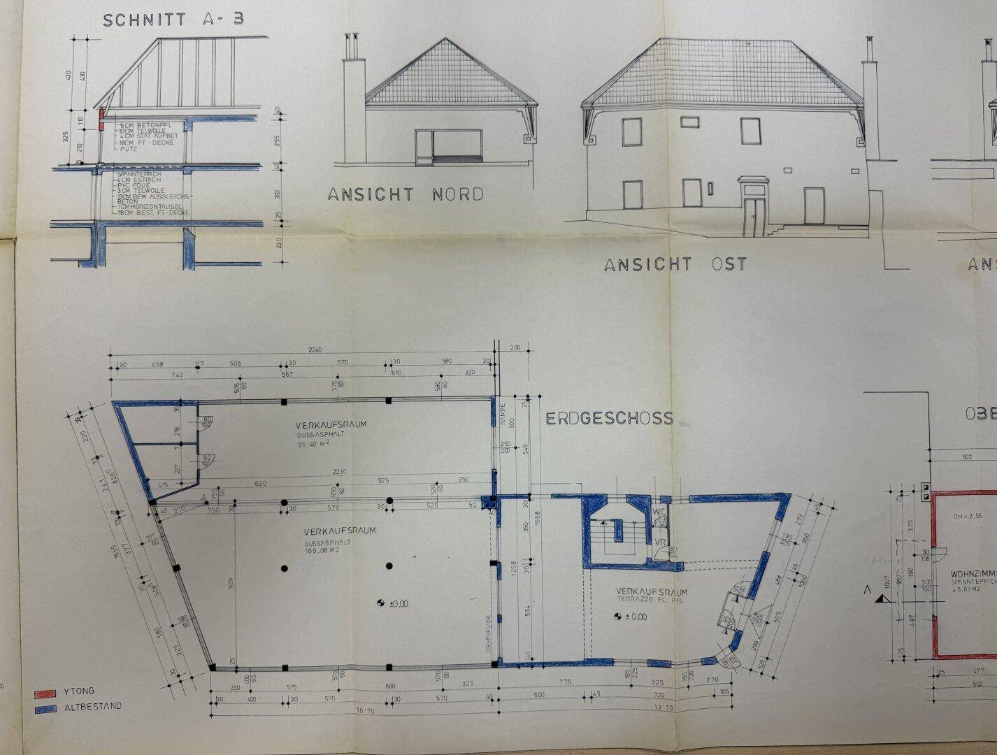 Detailansicht des Erdgeschoss-Grundrisses mit Verkaufsräumen und Treppenaufgang.