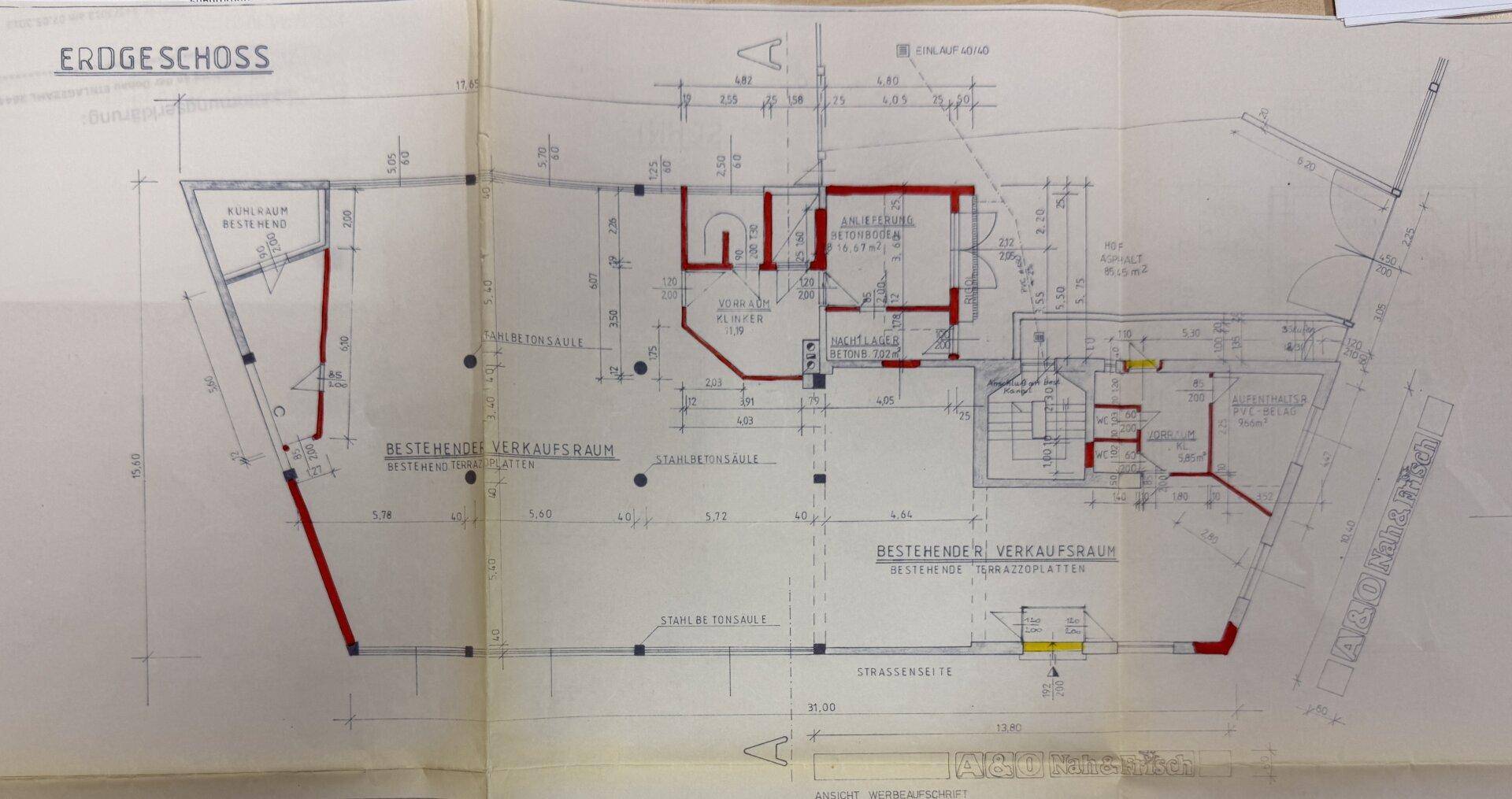 Detaillierter Grundriss des Erdgeschosses mit bestehenden Verkaufsräumen und Treppenhaus.