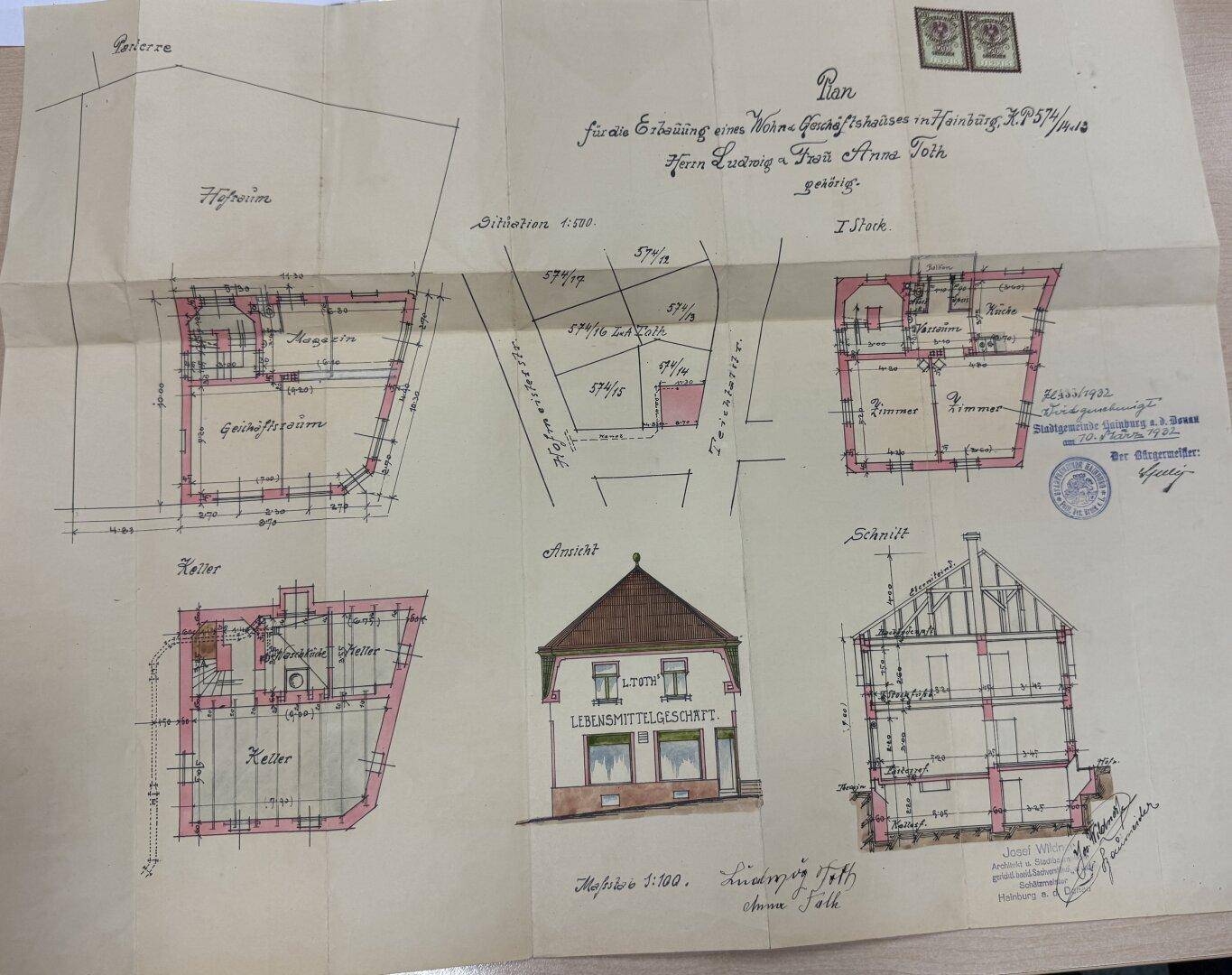 Historischer Bauplan mit verschiedenen Ansichten, Schnitten und Grundrissen des Gebäudes.