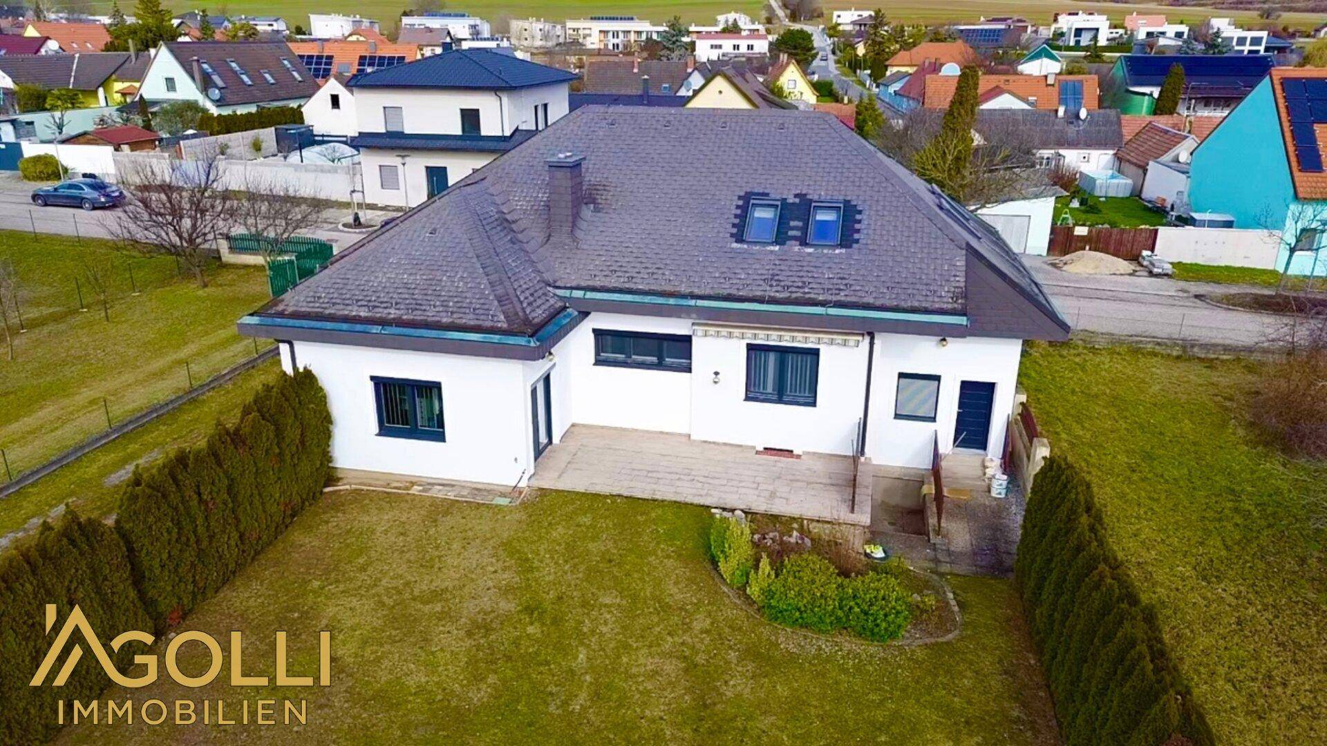Luftaufnahme des Hauses von hinten mit großem, gepflegtem Garten und Terrasse.
