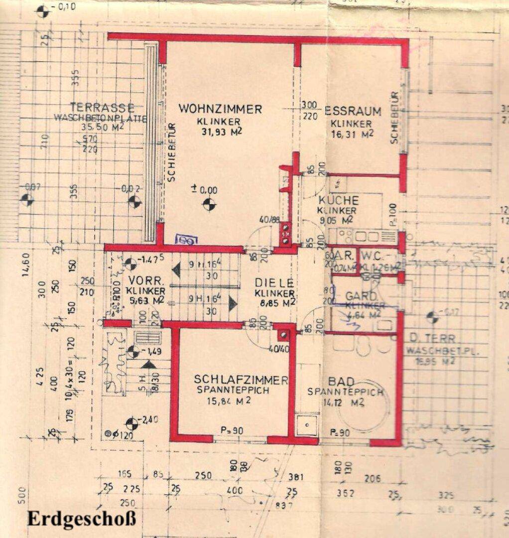 Grundriss des Erdgeschosses mit Wohnzimmer, Esszimmer, Küche, Bad und großer Terrasse.
