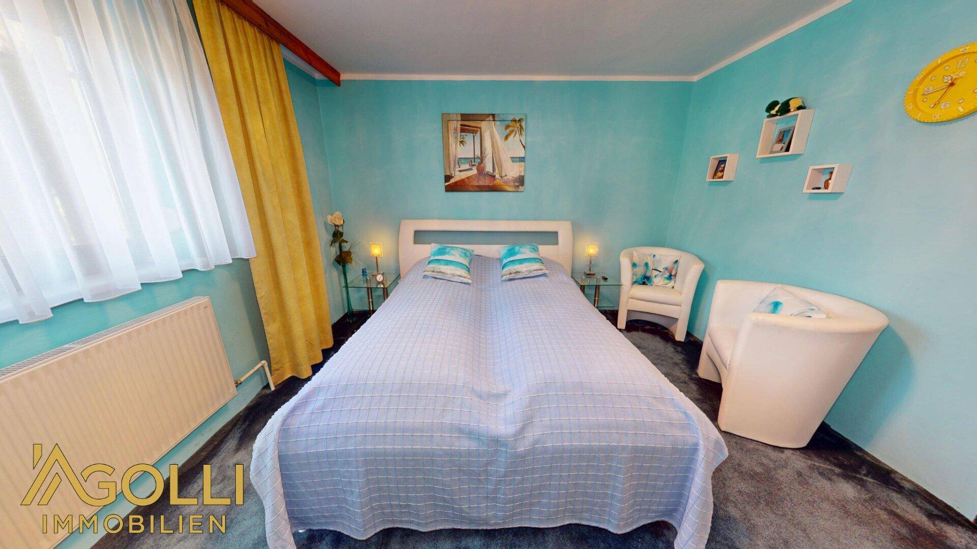 Kinderzimmer mit zwei Einzelbetten, blauen Wänden und Teppichboden, ideal für Geschwister oder Gäste.