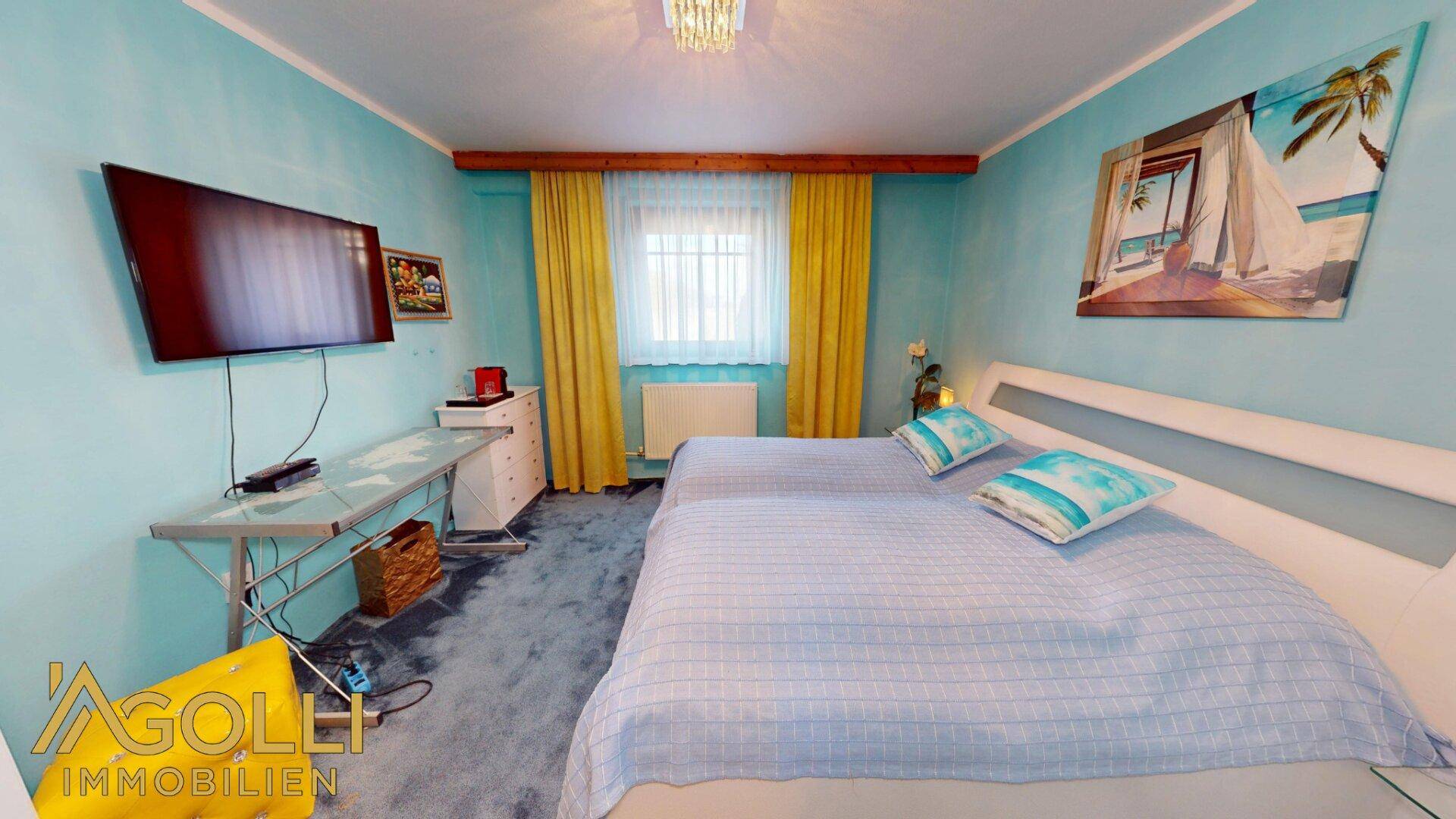 Helles Kinderzimmer mit blauen Wänden, Fernseher und Fenster mit gelben Vorhängen.
