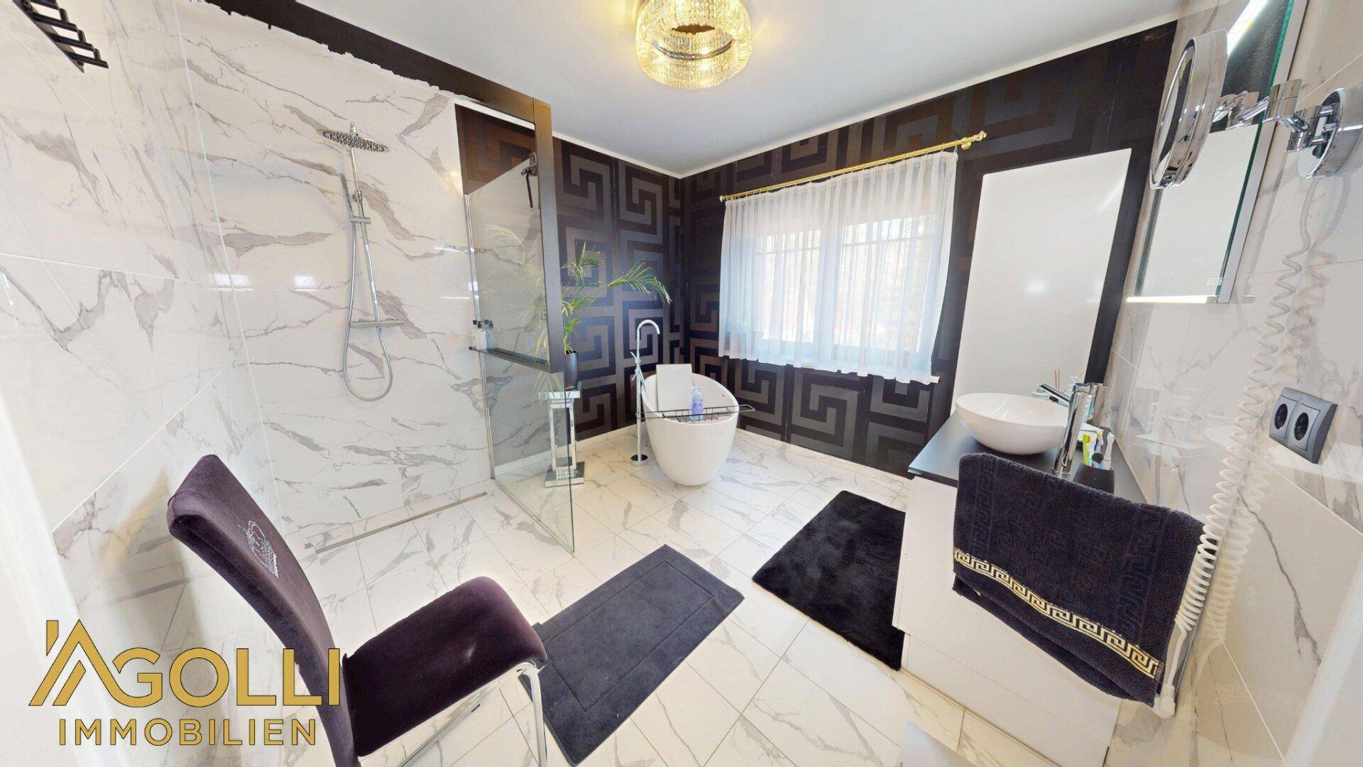 Modernes Luxusbadezimmer mit freistehender Badewanne, großer begehbarer Dusche und eleganten Marmorfliesen.