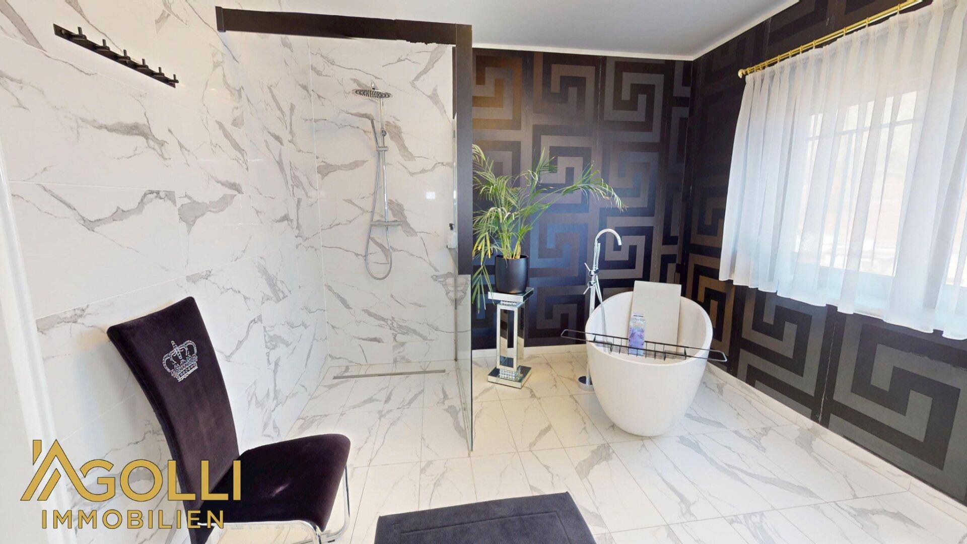Elegantes Badezimmer mit bodengleicher Dusche, freistehender Wanne und stilvoller Wandgestaltung in Marmoroptik.