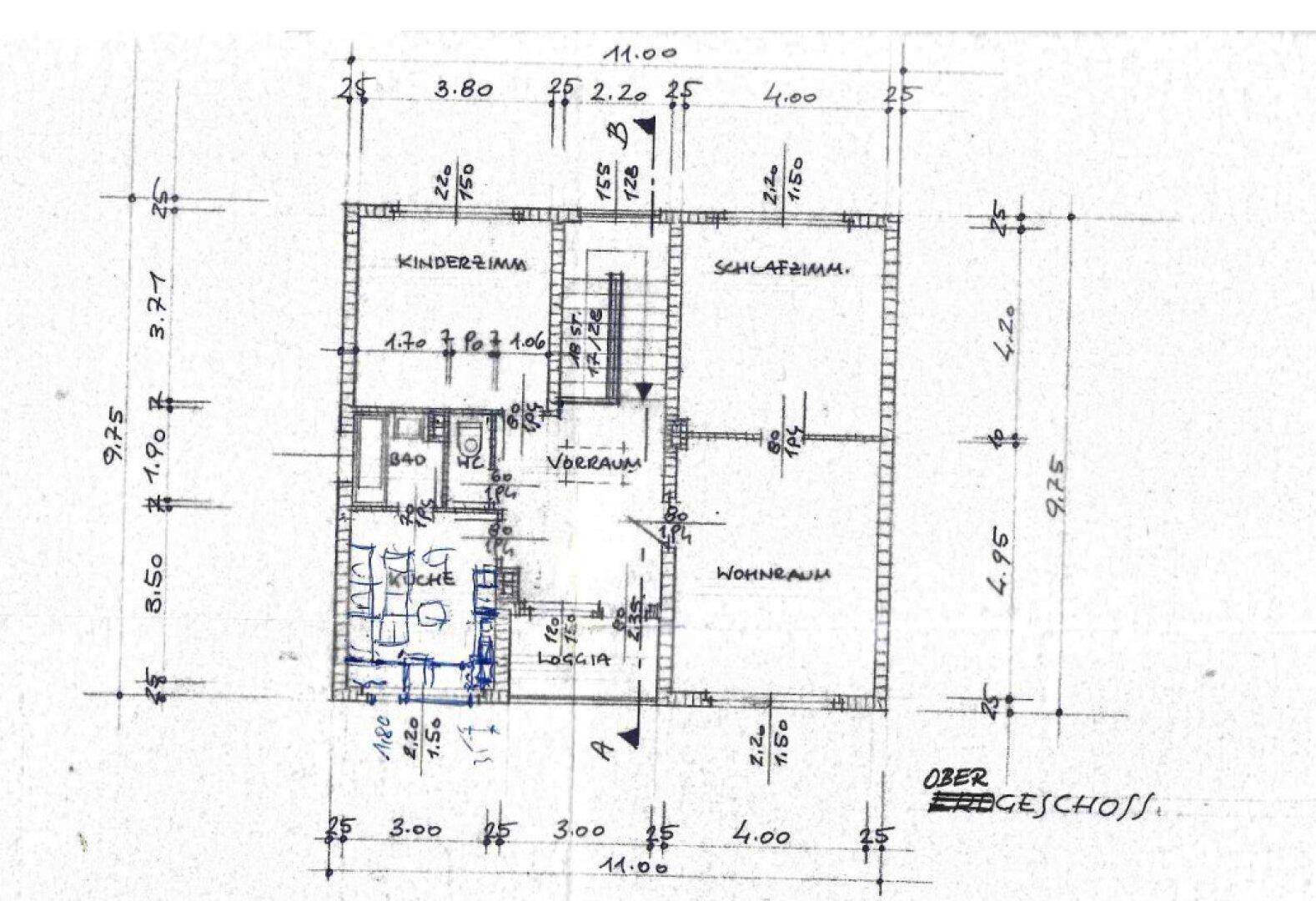 Grundriss des Obergeschosses mit Schlafzimmern, Bad, Küche, Wohnraum und Loggia.