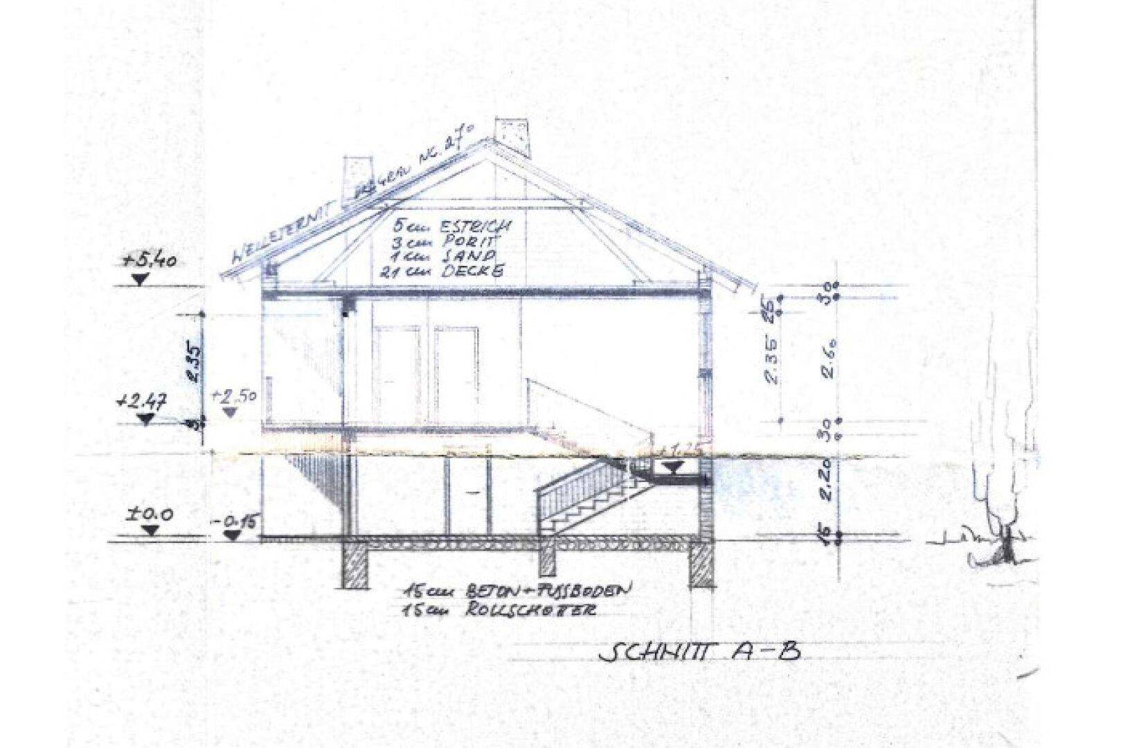 Architektonischer Schnitt A-B des Gebäudes, der die verschiedenen Ebenen und Dachkonstruktion zeigt.