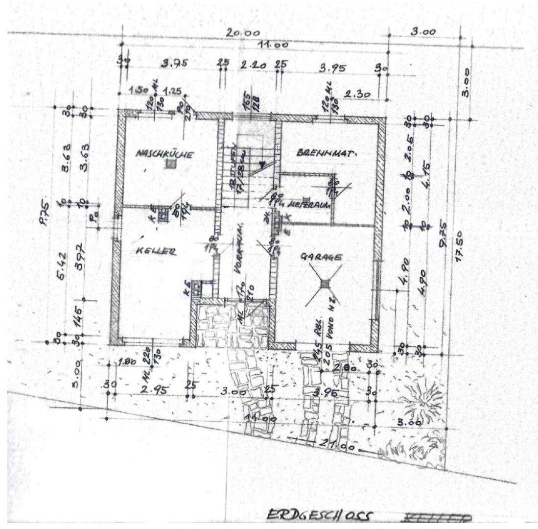 Grundriss des Erdgeschosses mit Garage, Nassküche und Kellerräumen.
