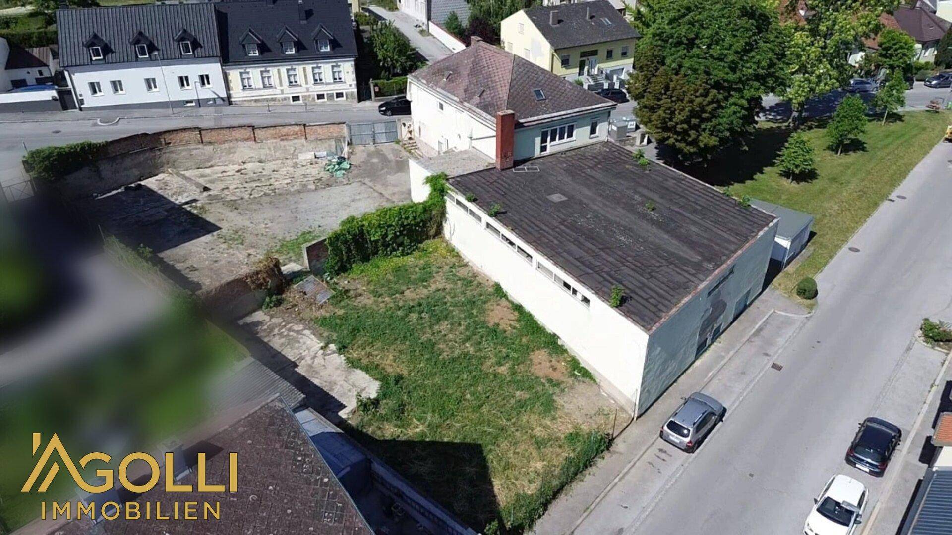 Überblick aus der Vogelperspektive über das Anwesen mit Hauptgebäude, Nebengebäude und großem Grundstück.