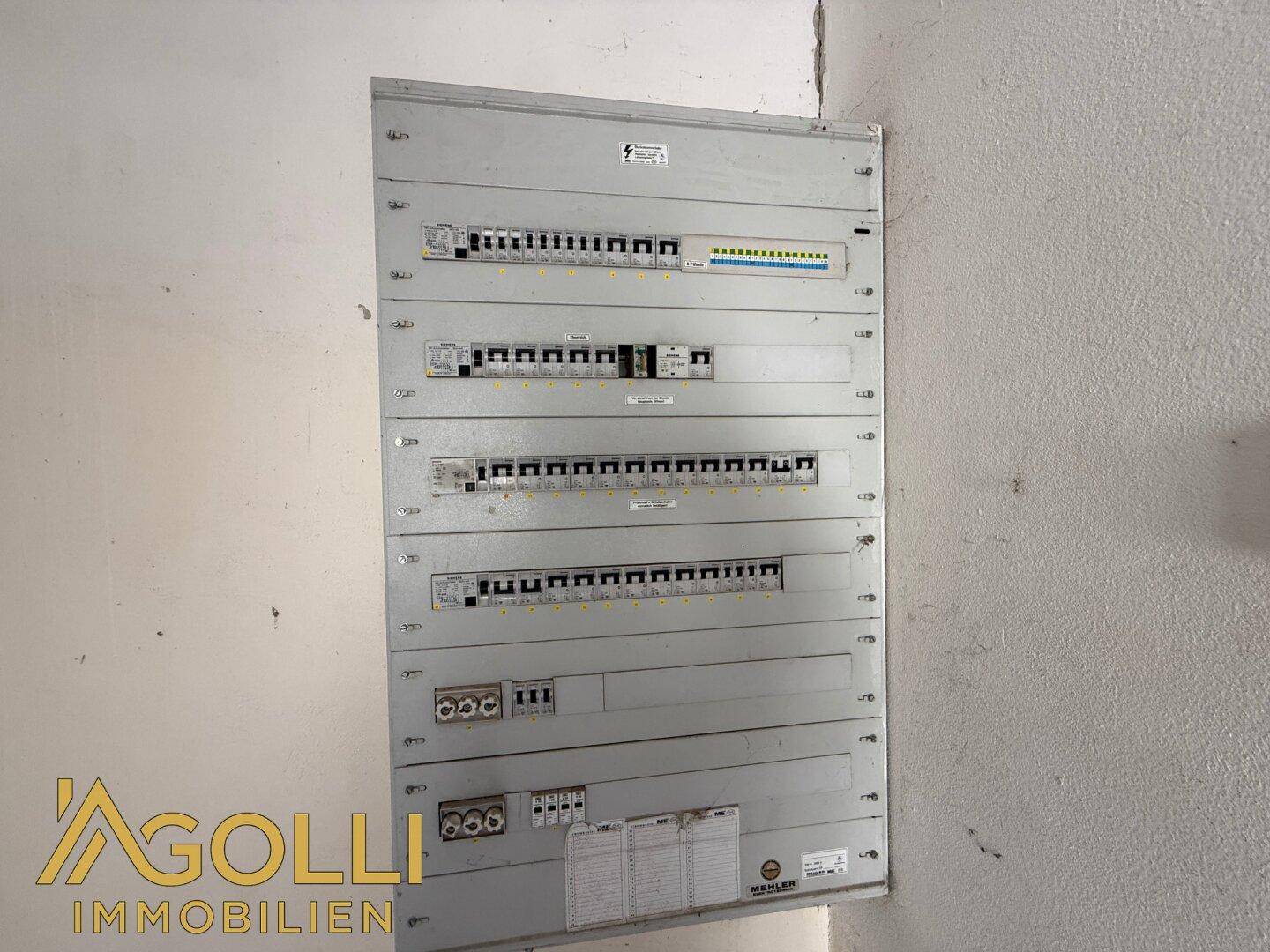 Elektrischer Verteilerkasten an der Wand, der die Stromversorgung des Gebäudes regelt.