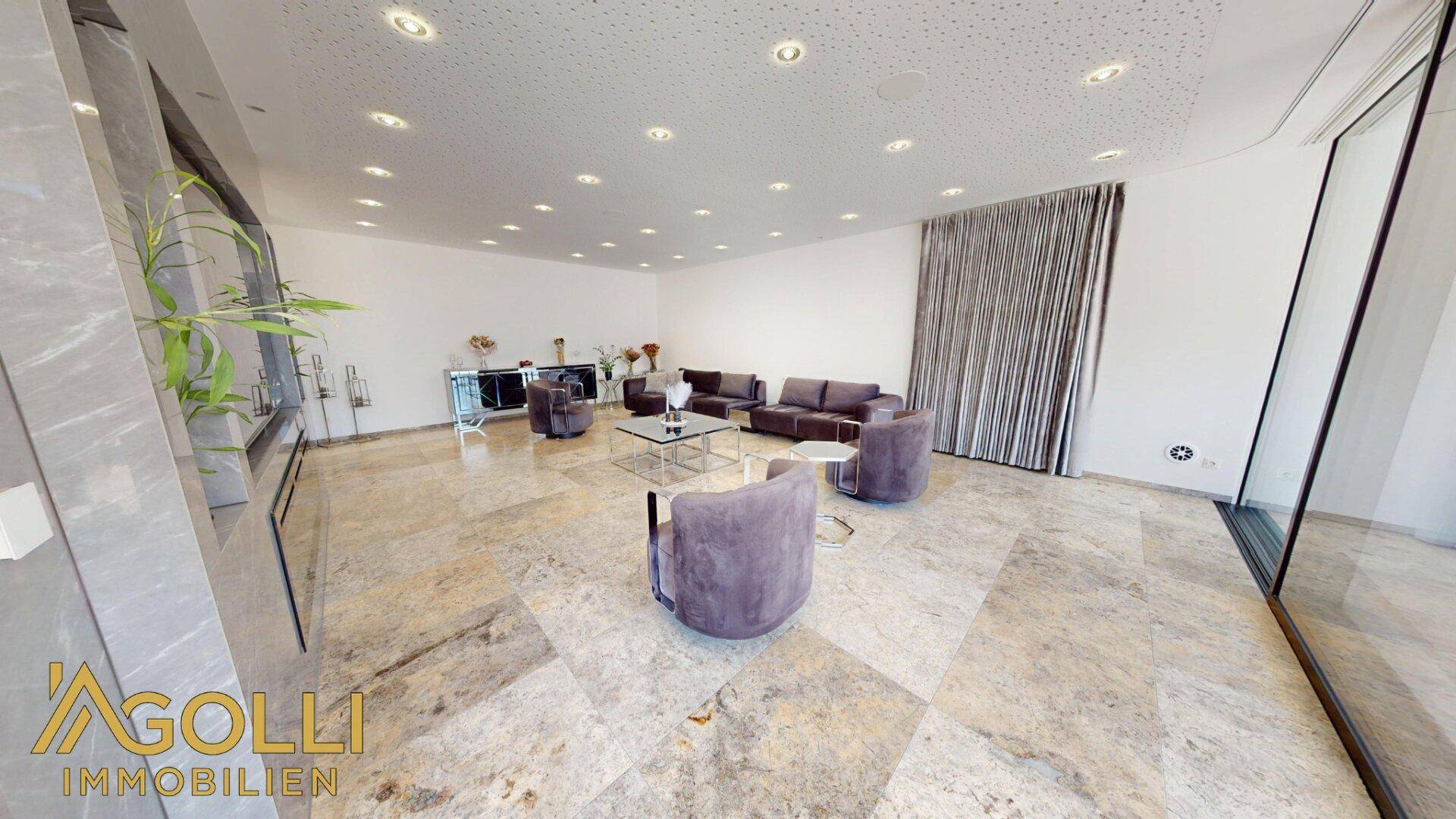 Weitläufiges Wohnzimmer mit eleganten Steinböden und moderner Einrichtung.