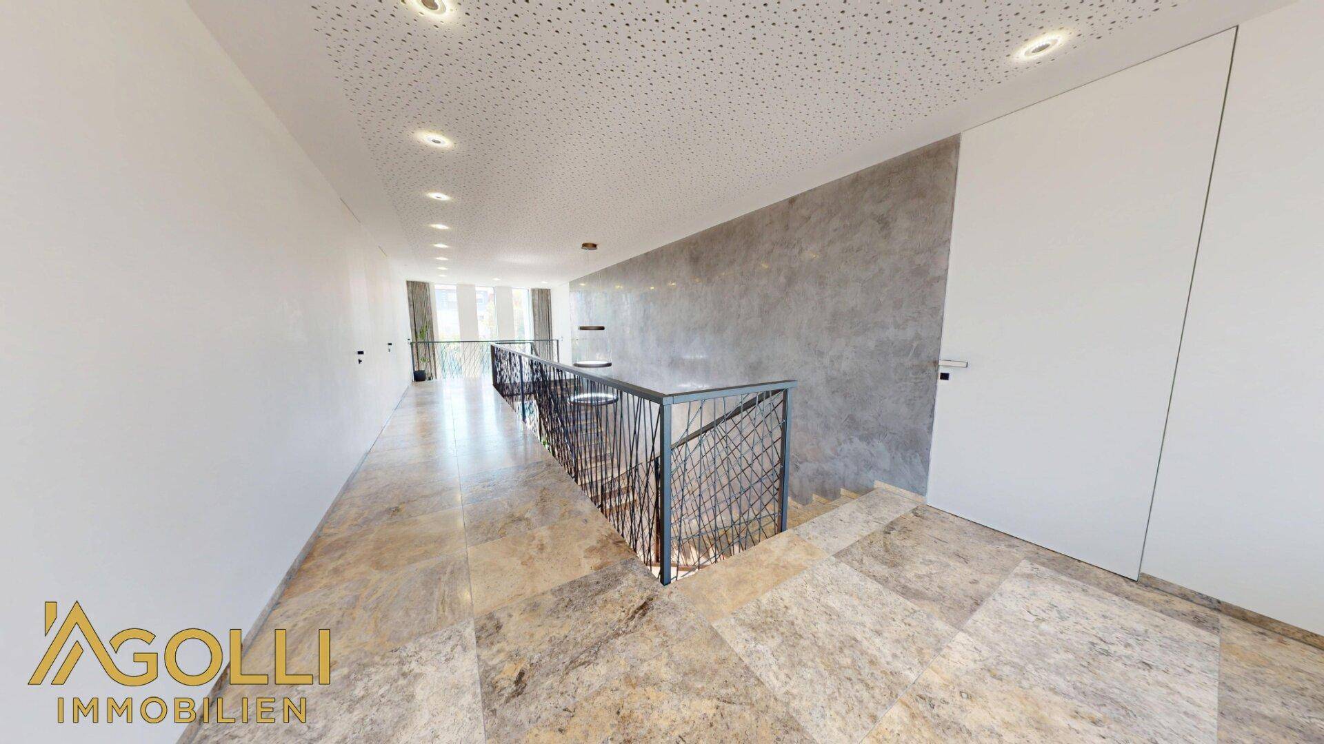 Oberer Treppenabsatz mit moderner Geländergestaltung und schlichter Wandfarbe.