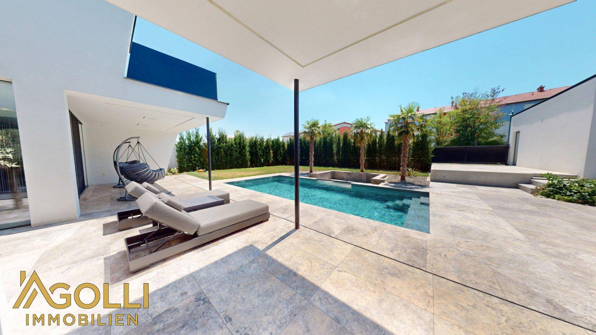 Sonnige Poolterrasse mit Liegeflächen und überdachtem Bereich für Entspannung.