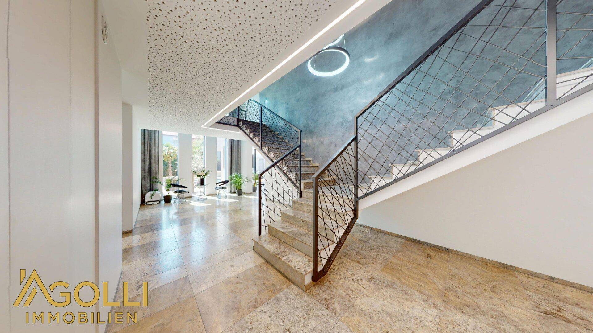 Elegante Treppe mit modernem Metallgeländer, verbindet die Wohnebenen stilvoll.