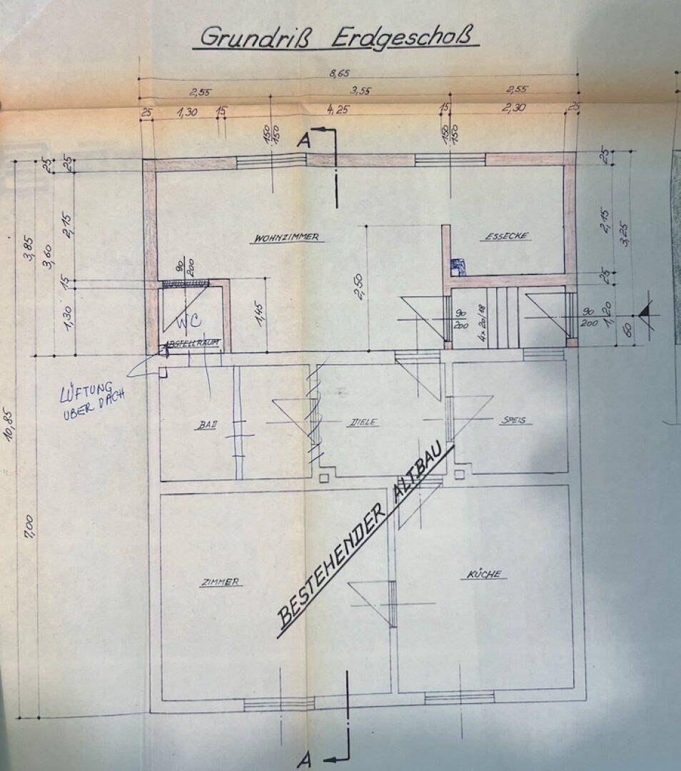 Grundriss des Erdgeschosses mit Wohnzimmer, Essbereich, WC und Küche.