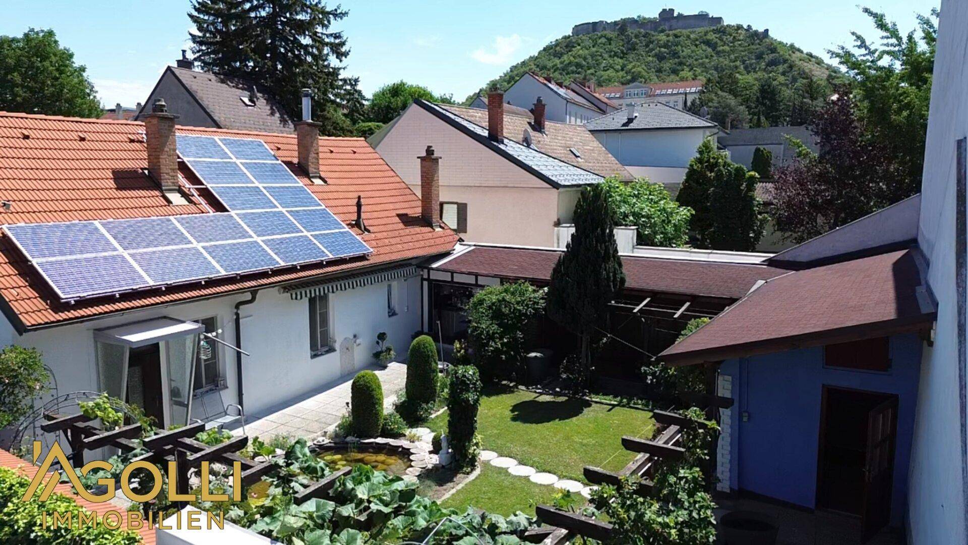 Luftaufnahme des Anwesens mit Garten, Solaranlage und Blick auf die Umgebung und Burgruine.