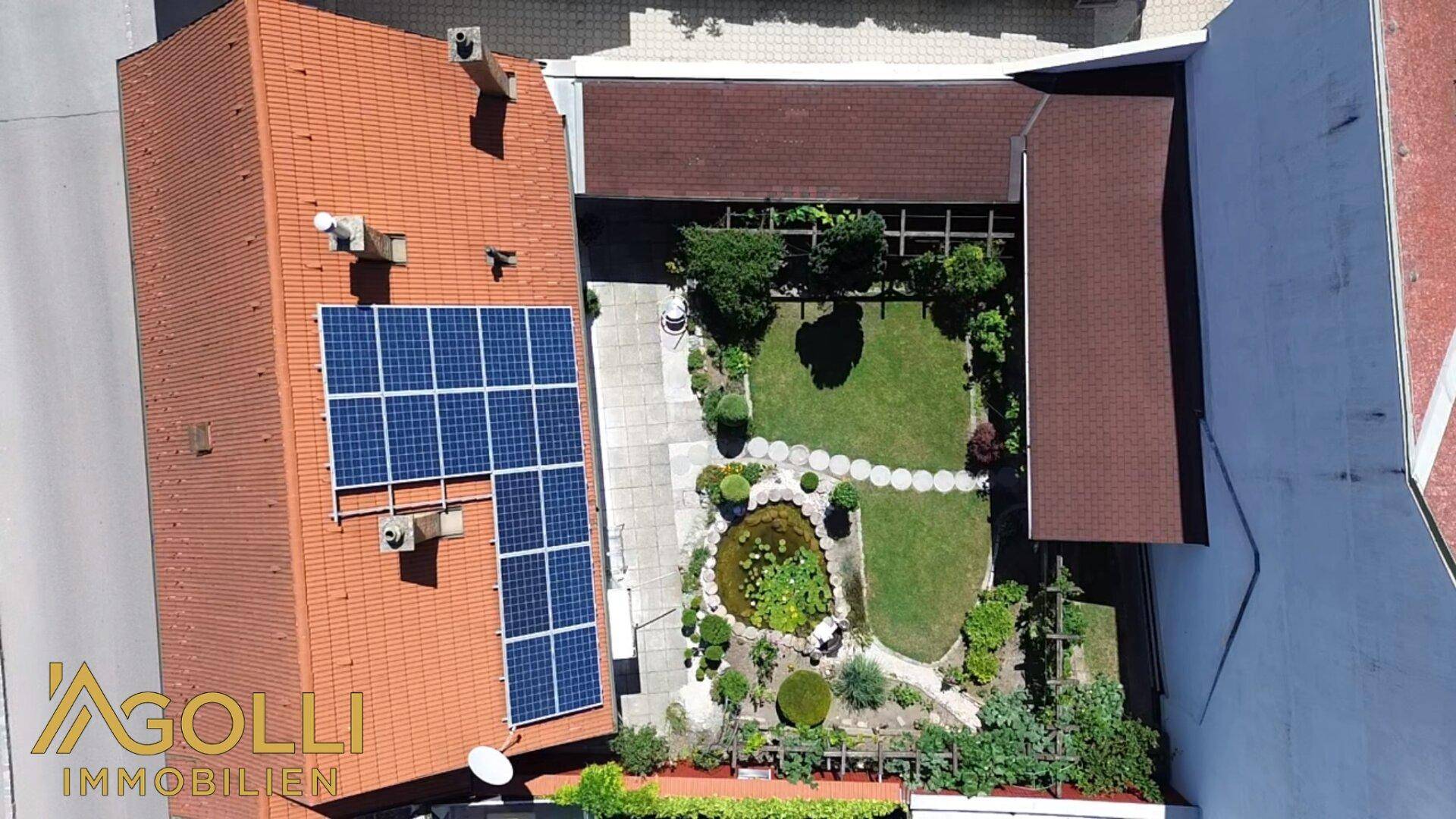 Gesamtansicht des Anwesens aus der Vogelperspektive mit Haus, Garten und Solaranlage.