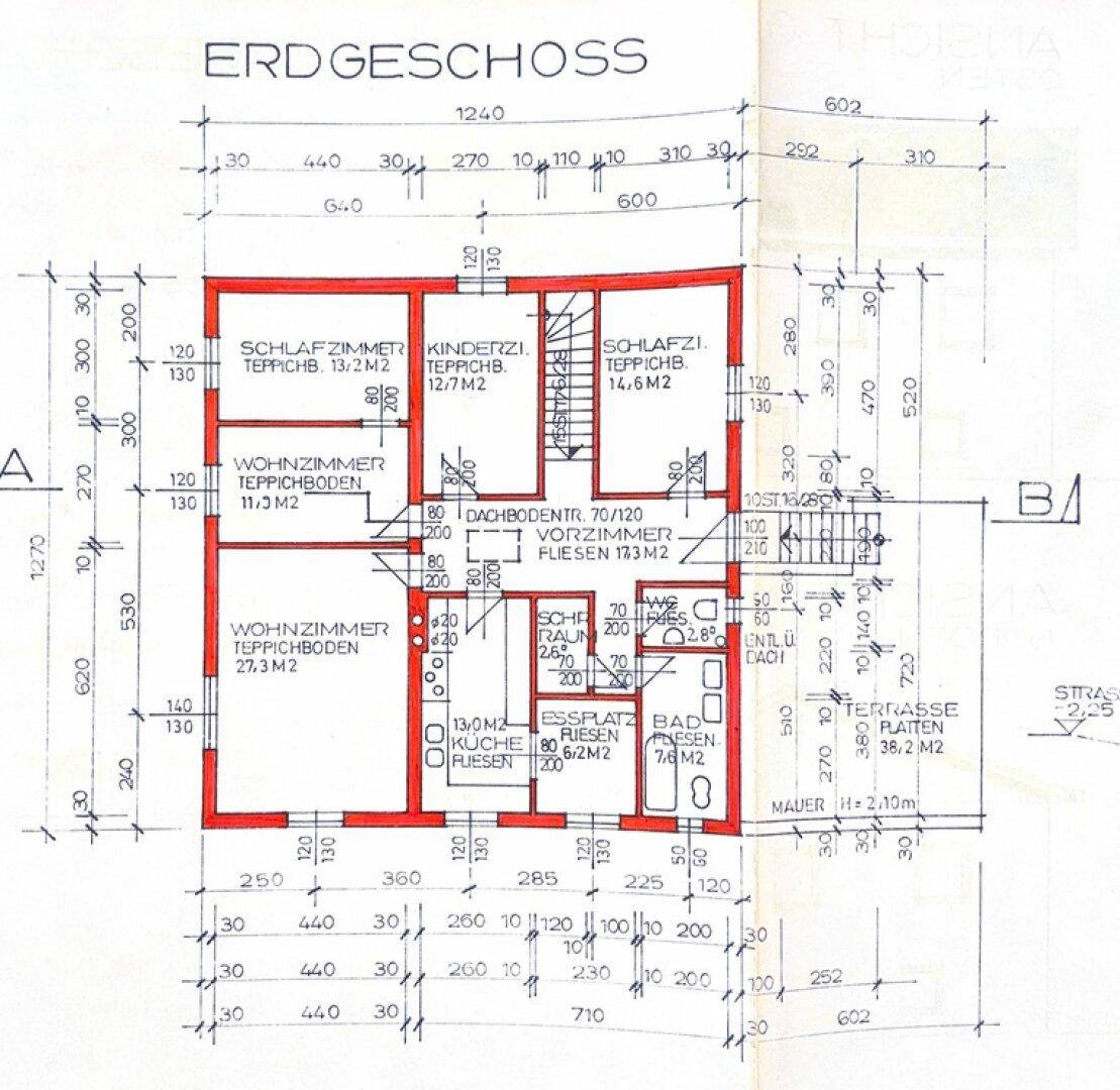 Grundriss des Erdgeschosses mit Schlafzimmern, Wohnzimmer, Küche und Terrasse.