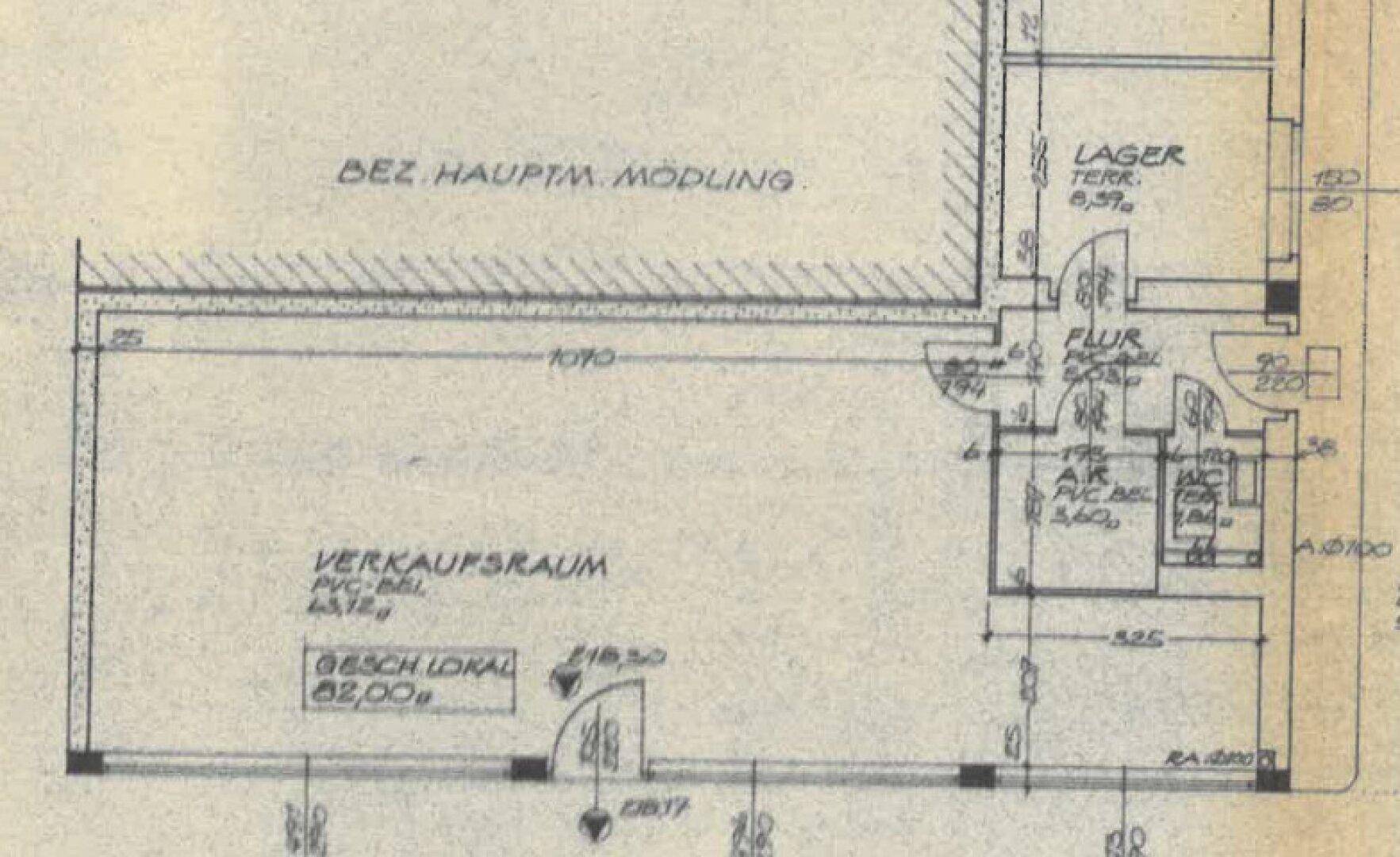 Grundrissplan eines Verkaufsraums mit Lager, Flur und WC-Bereich.
