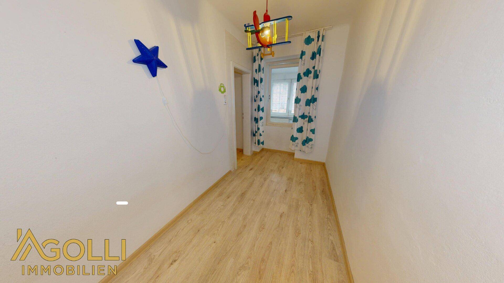 Kinderzimmer mit Laminatboden und verspielter Dekoration, hell und freundlich.