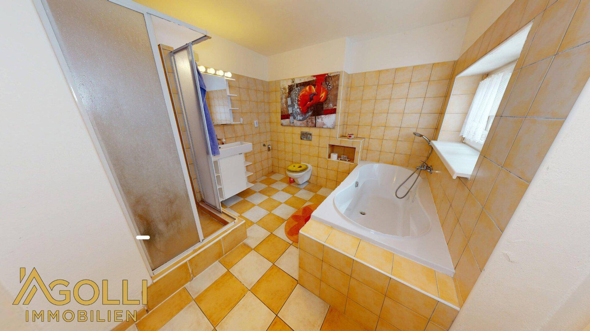 Funktionales Badezimmer mit gelben Fliesen, Badewanne, Dusche und WC.