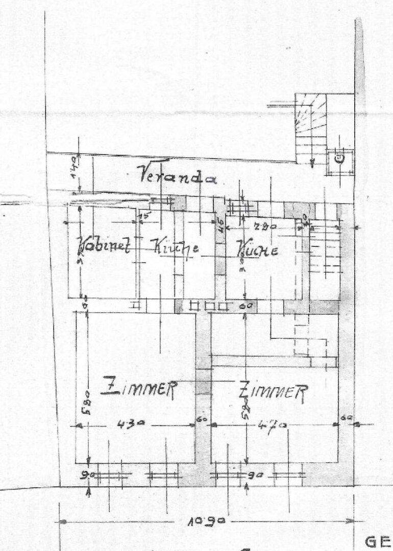 Grundriss mit Veranda, Küche, Kabinett und mehreren Zimmern im Erdgeschoss.
