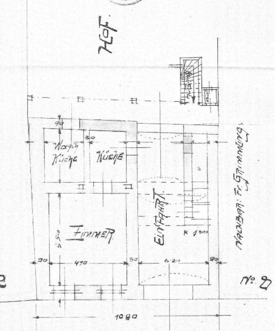 Grundriss des Erdgeschosses mit Küche, Zimmern, Einfahrt und Hofbereich.