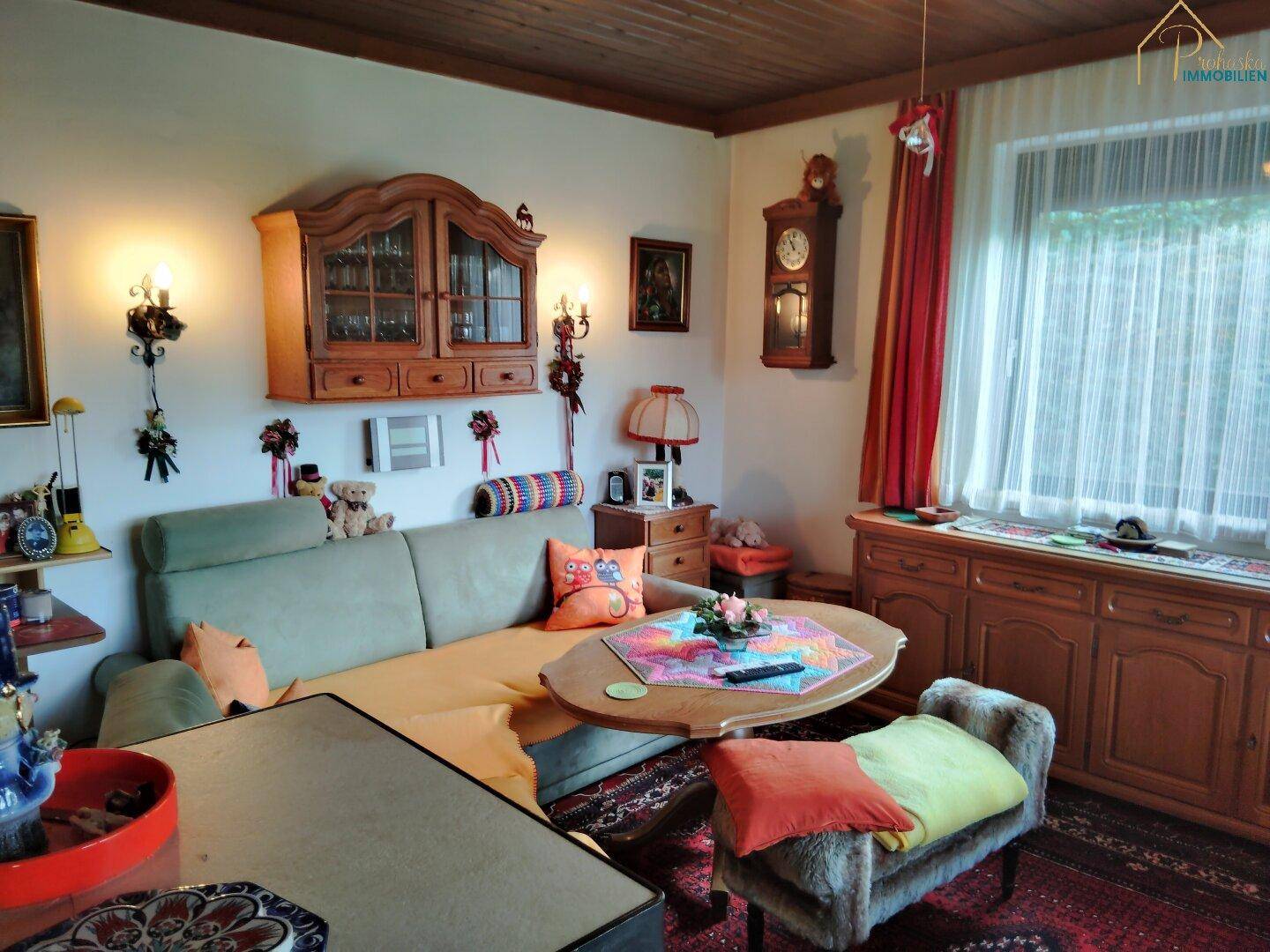 Ansicht des Hauses mit überdachter Terrasse und gepflegtem Vorgarten.
