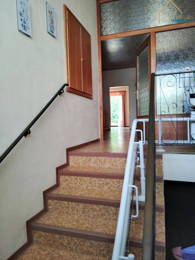 Treppenhaus mit Handläufen und gemusterten Stufen.