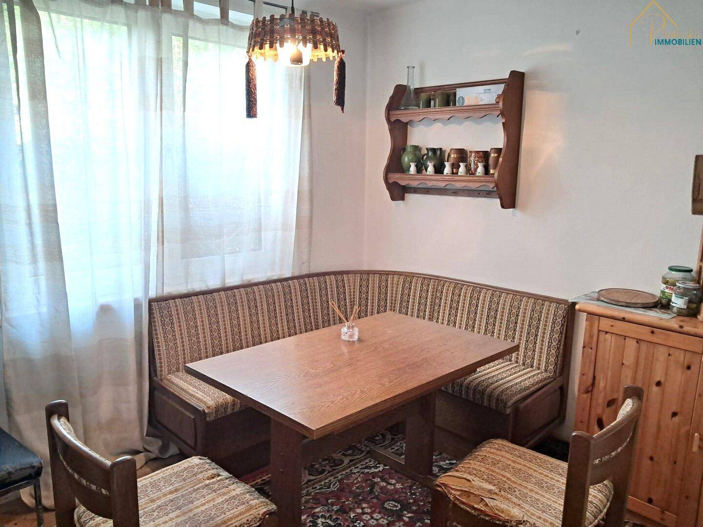 Gemütlicher Essbereich mit Eckbank, Holztisch und traditioneller Einrichtung.