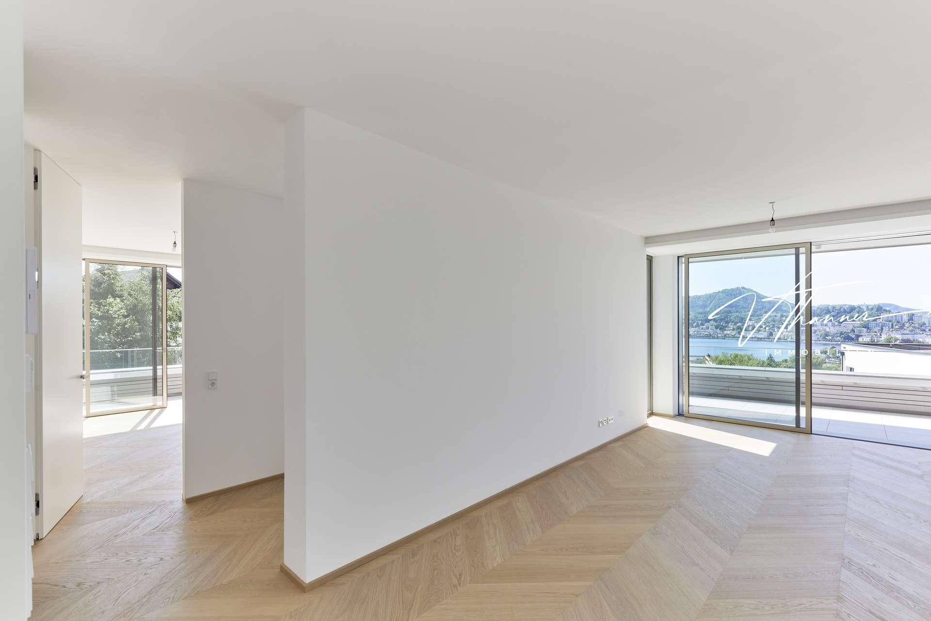 Wohnzimmer mit Seeblick
