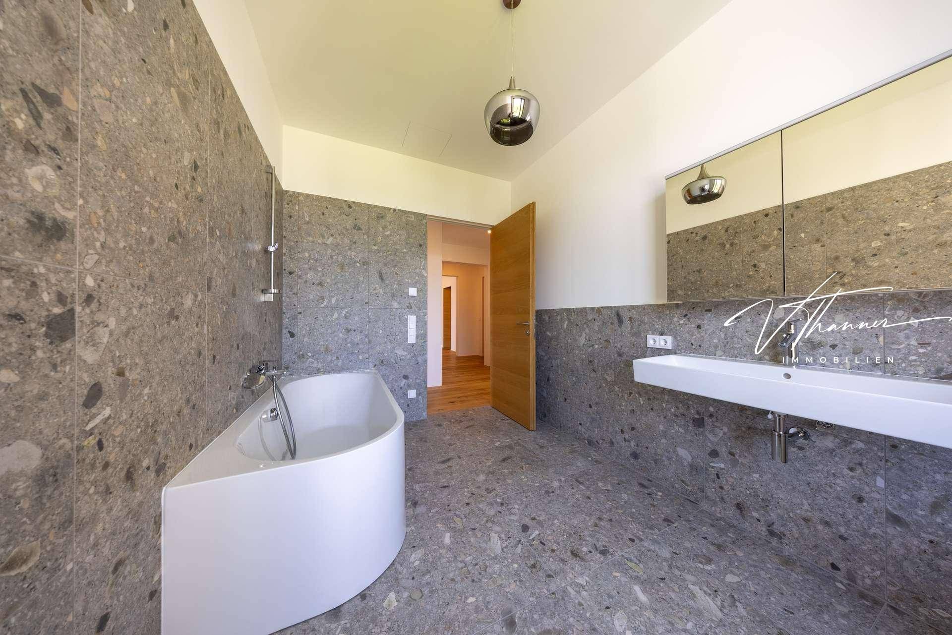 Bad mit Wanne