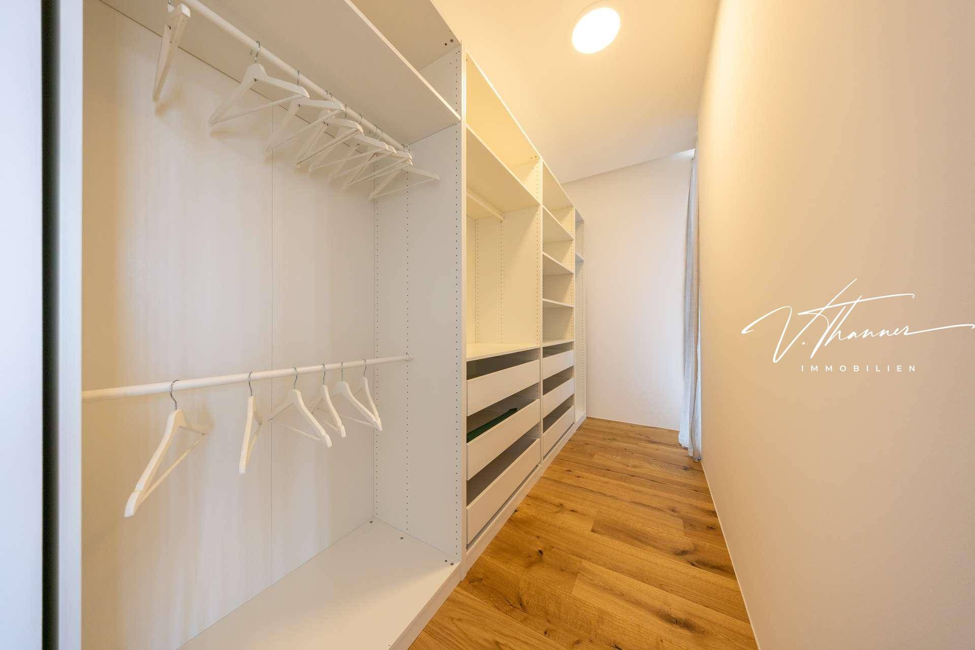 Begehbarer Kleiderschrank neben Schlafzimmer