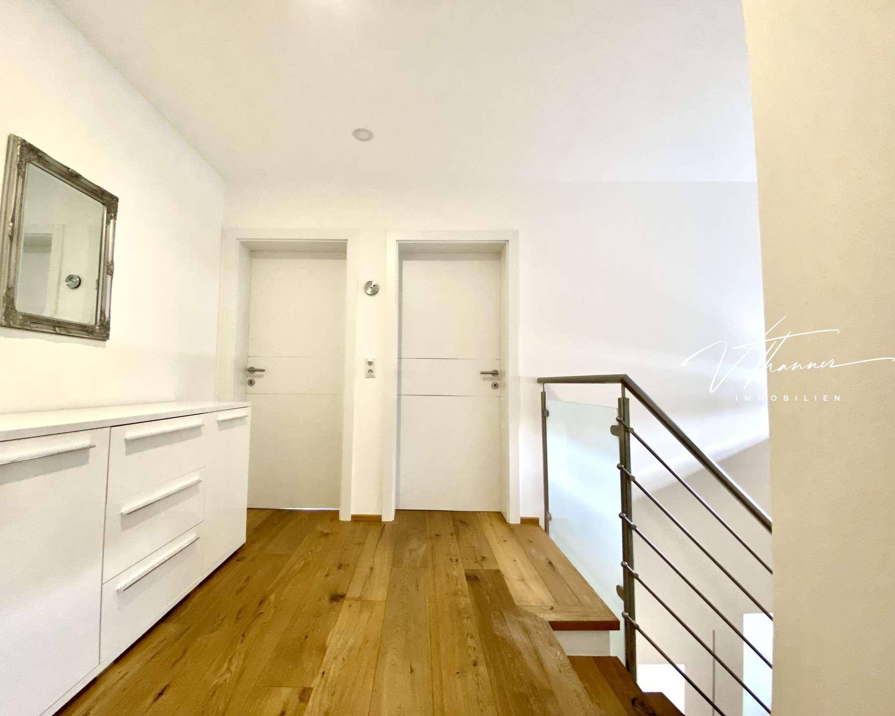 Zugang zu den Schlafzimmern mit Balkon