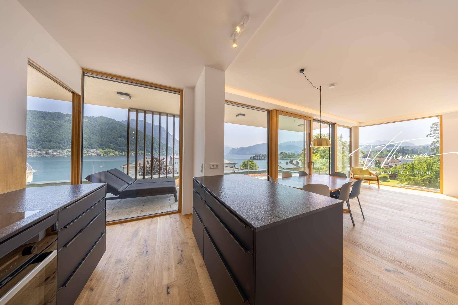 Wohnzimmer mit Küche und Seeblick
